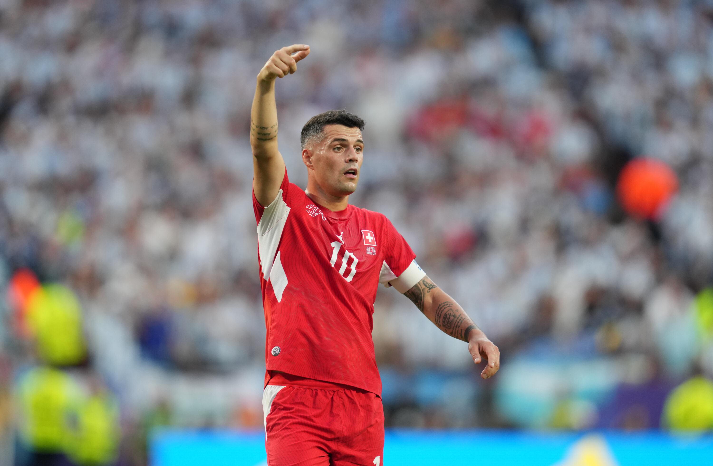 «J’étais en proie à la peur» : le Suisse Granit Xhaka encourt jusqu’à cinq ans de prison pour usage d’un faux certificat Covid