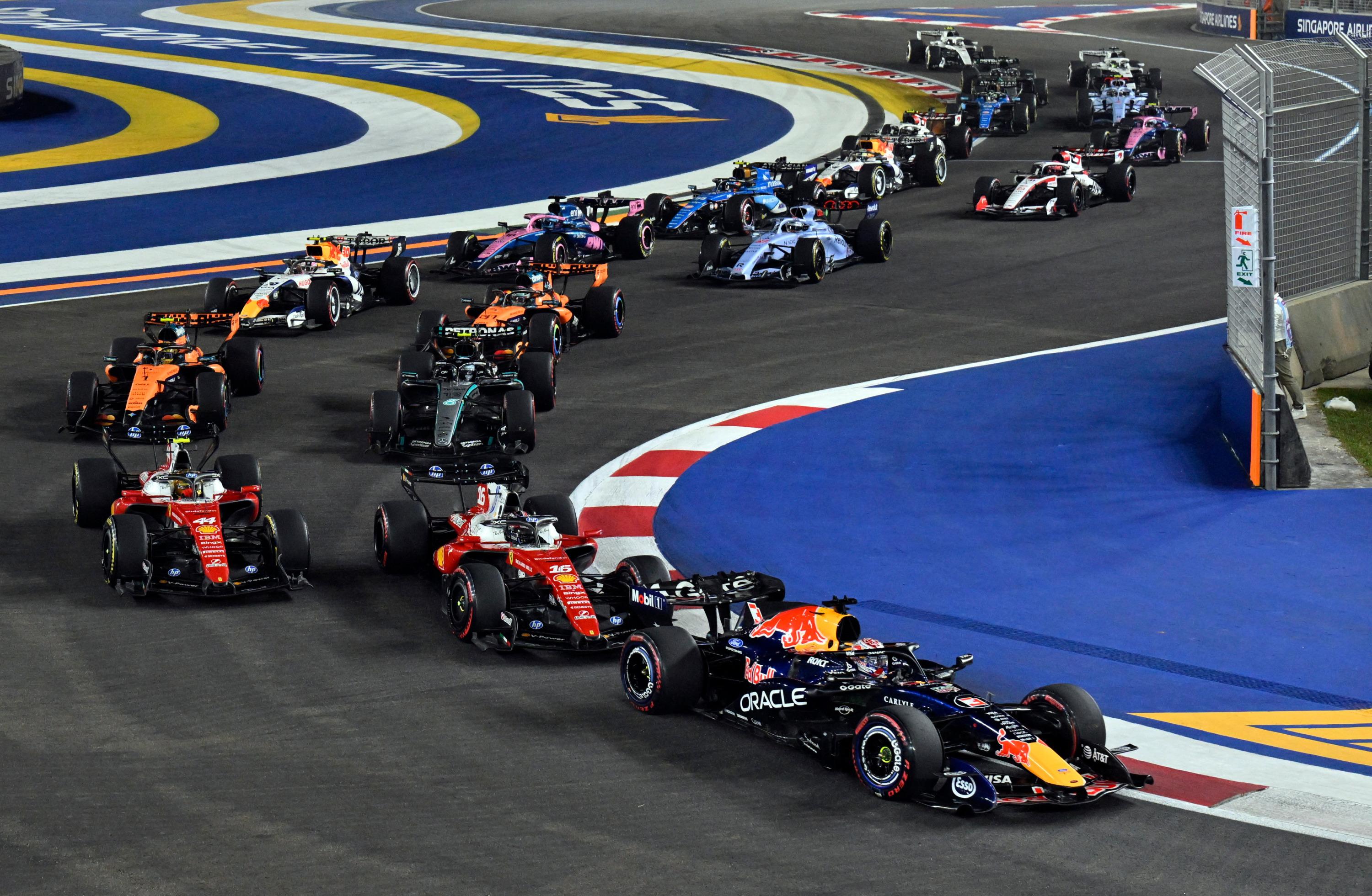 EN DIRECT - Formule 1 : Leclerc met la pression sur Verstappen, Hadjar poursuit sa remontée à Singapour