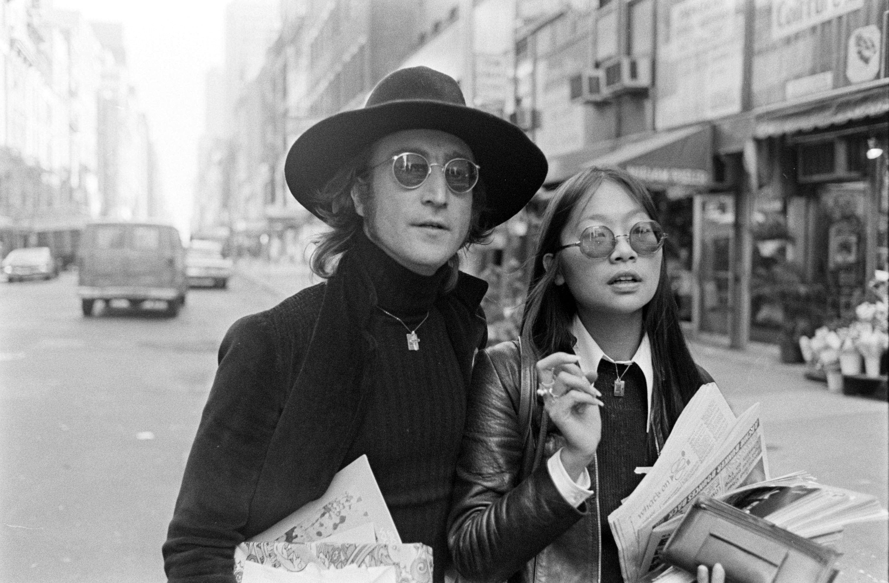 John Lennon et son assistante personnelle May Pang : une histoire d’amour entre manipulation et désir de liberté