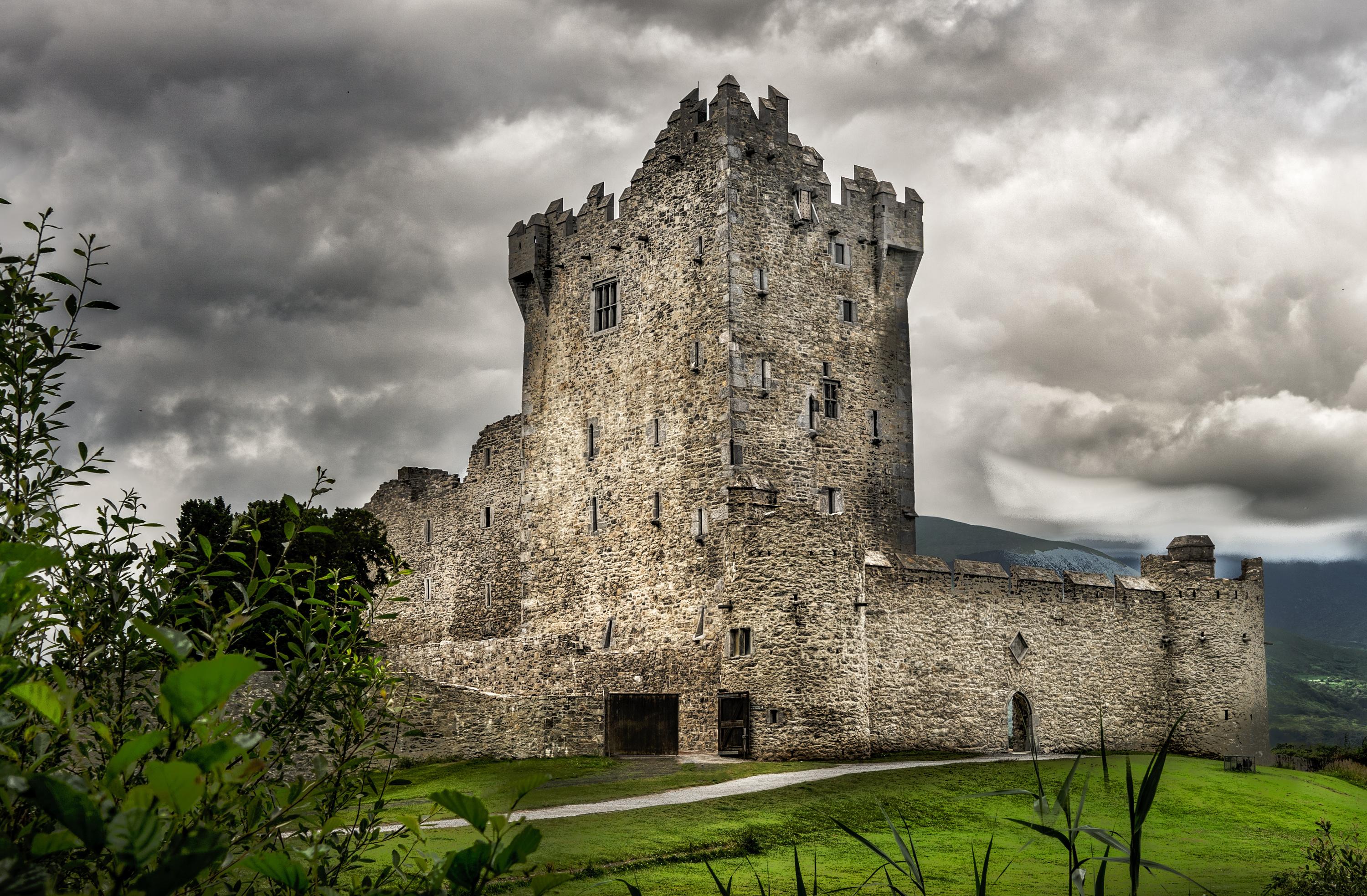 Ces propriétaires sont privés de 90 m² de jardin à cause d’une tour médiévale voisine qui s’effondre