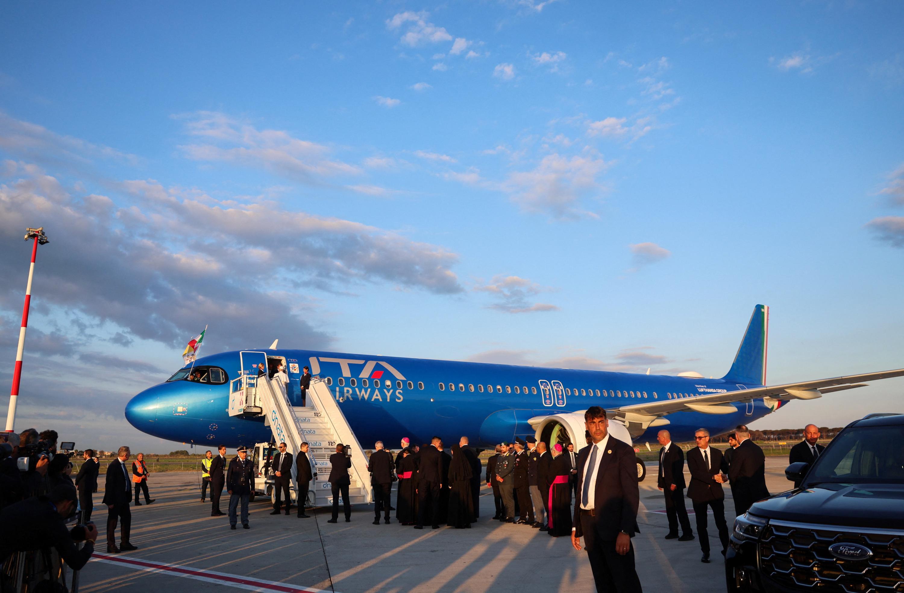 Vol d’État, gardes suisses et journalistes : comment le pape voyage-t-il en avion ?