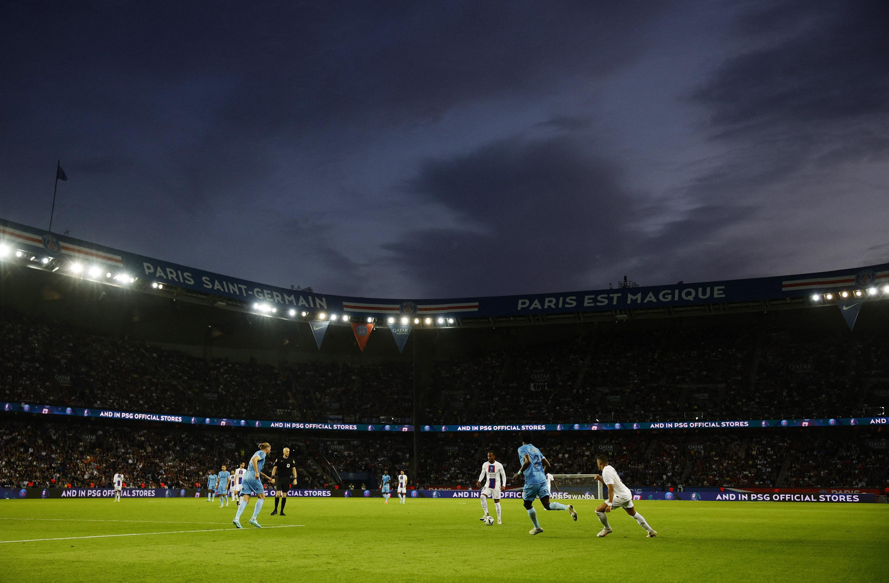 Ligue 1: vendre le Parc des Princes au PSG «n'est pas notre option prioritaire», affirme la mairie de Paris dénonçant «un coup de pression»
