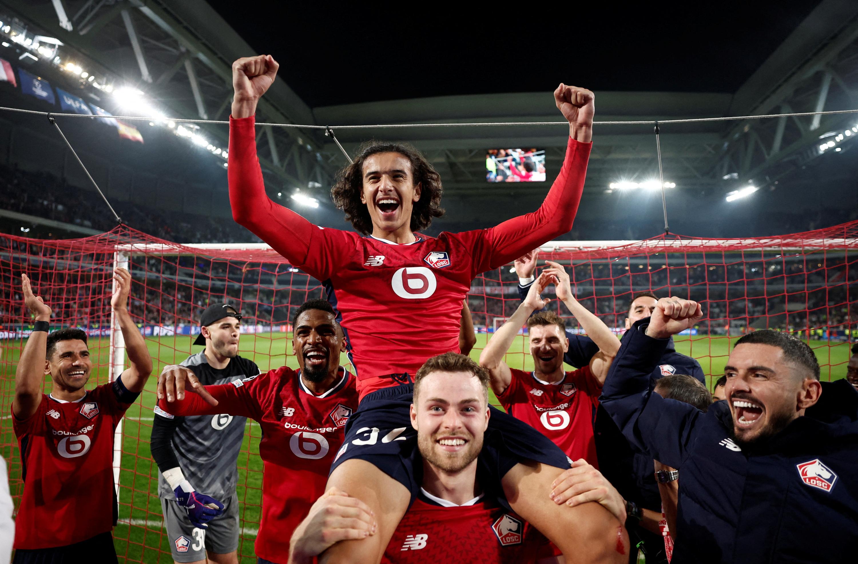 Ligue des champions : quand le jeune Bouaddi, 17 ans, fête son anniversaire avec les supporters après la victoire de Lille face au Real Madrid