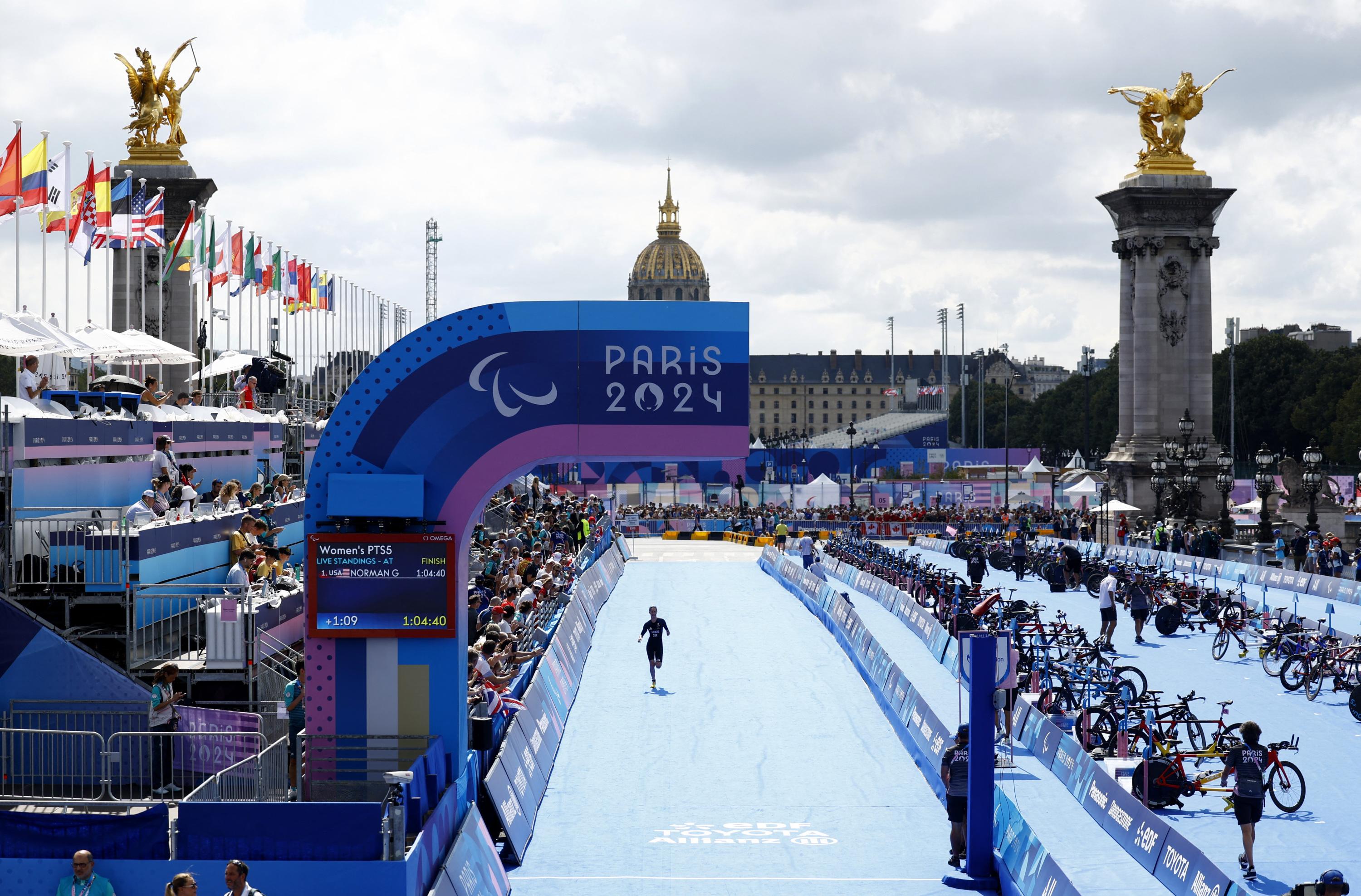 Jeux paralympiques : «Une ambiance exceptionnelle», «la chair de poule»... malgré le report au lundi, Paris a fait la fête au paratriathlon