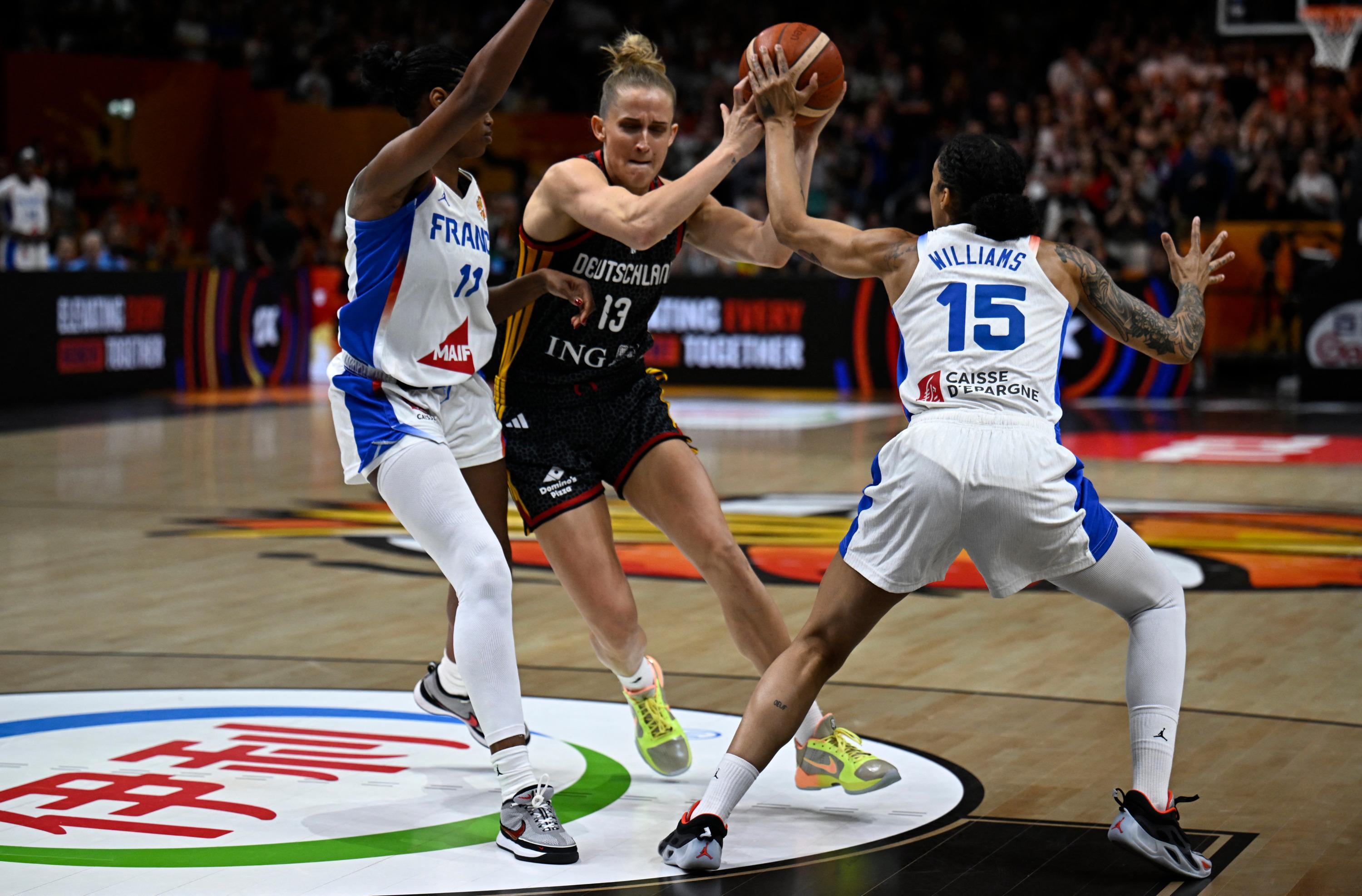 EN DIRECT - France-Allemagne : les Bleues bien lancées, une place en finale de Coupe du monde en jeu