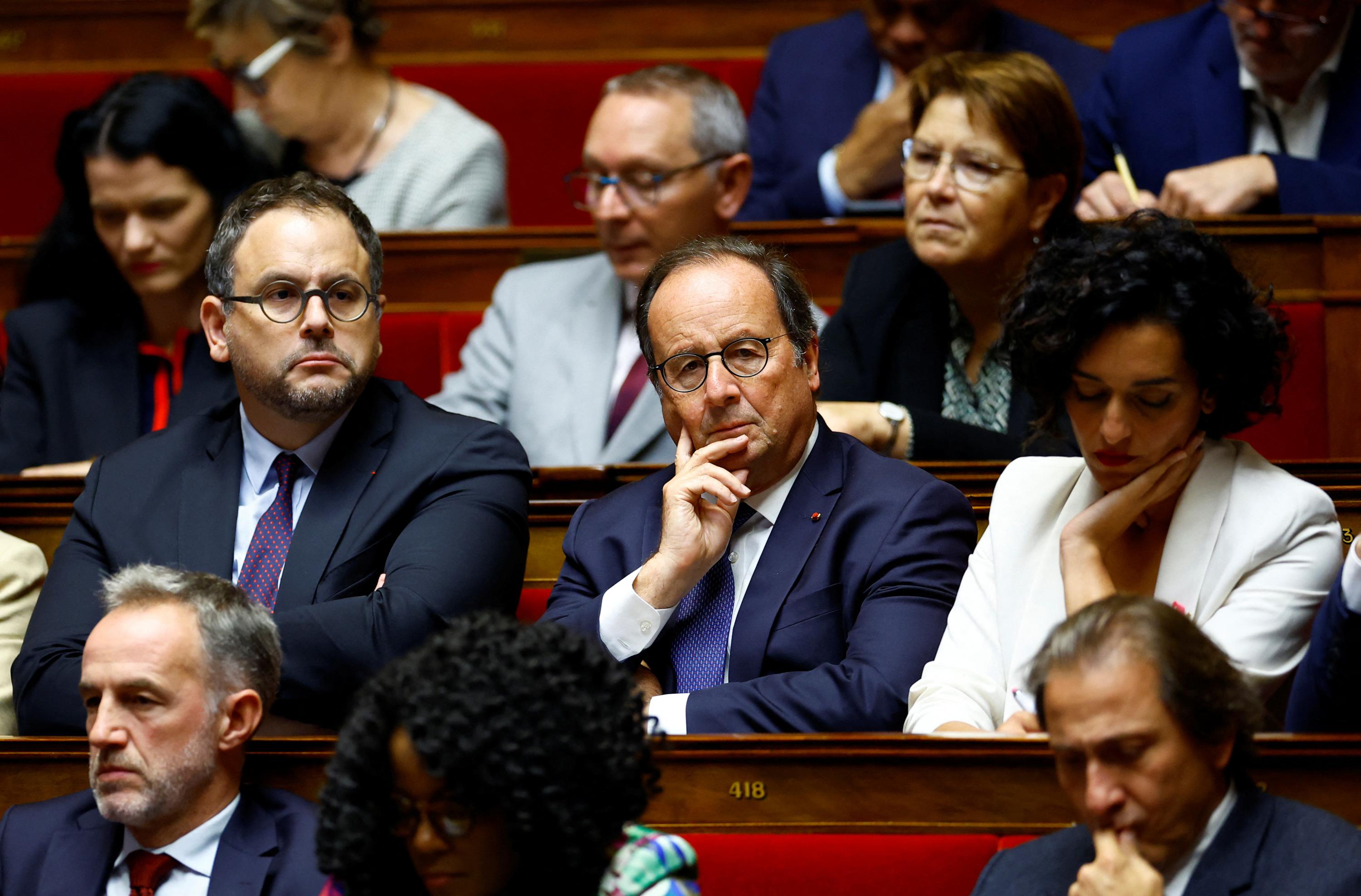 «Michel Barnier a pris beaucoup de temps pour en dire peu et pour faire presque rien», raille François Hollande