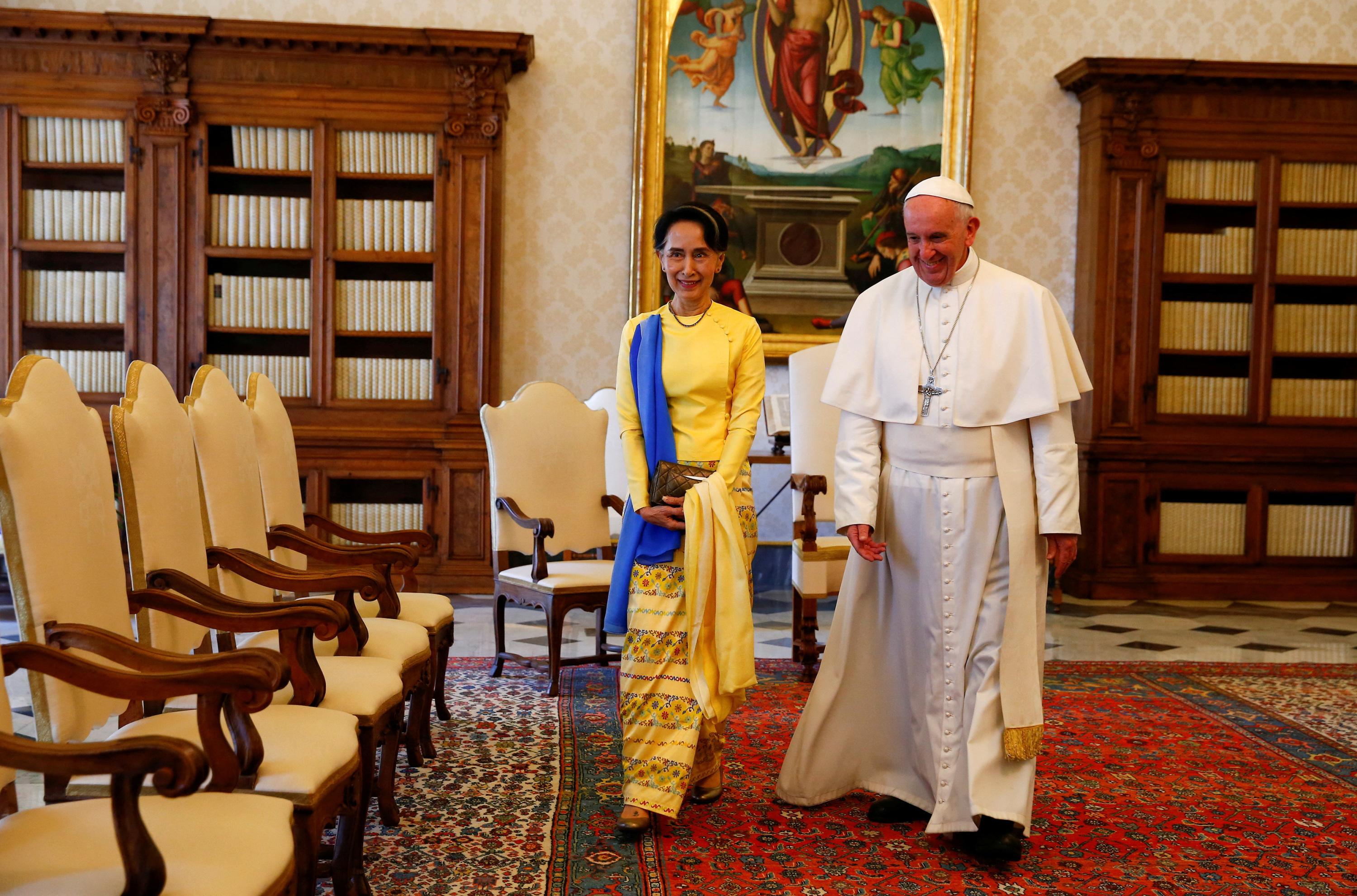 Birmanie : le pape se dit prêt à offrir l'asile à la dirigeante déchue Aung San Suu Kyi