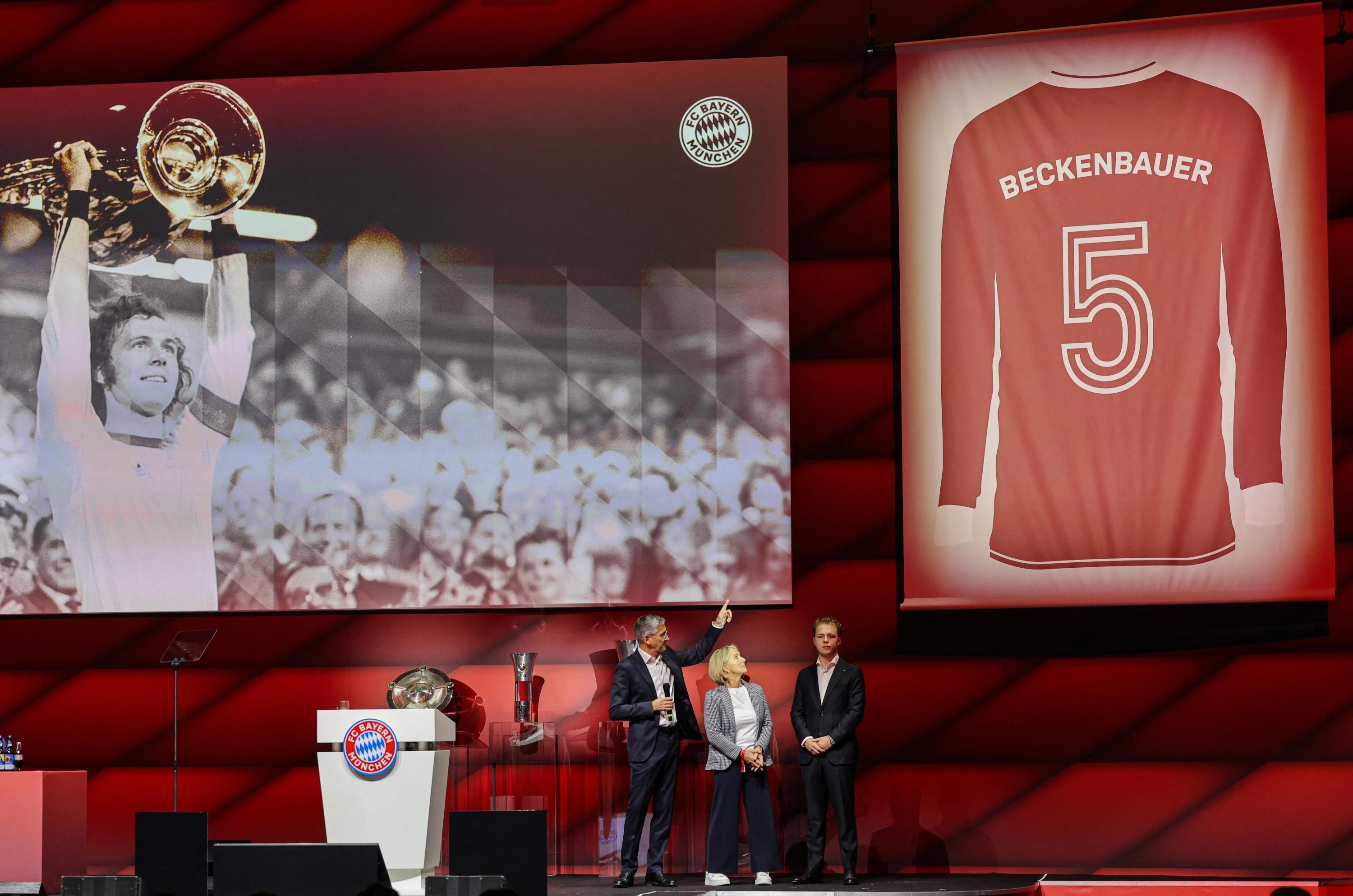 Bundesliga : le Bayern Munich retire son numéro 5 en hommage à Beckenbauer