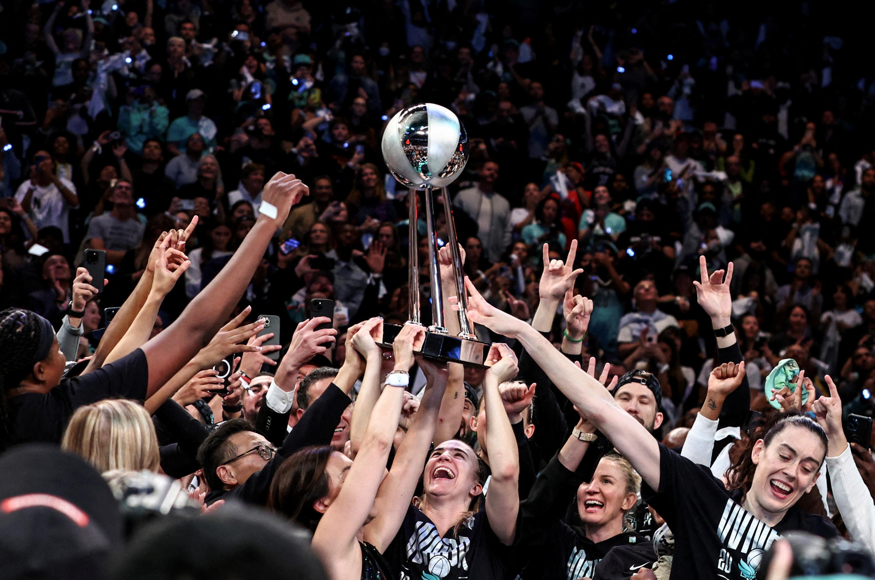 Basket : les joueuses de WNBA choisissent de renégocier l'accord de répartition des revenus avec leur ligue