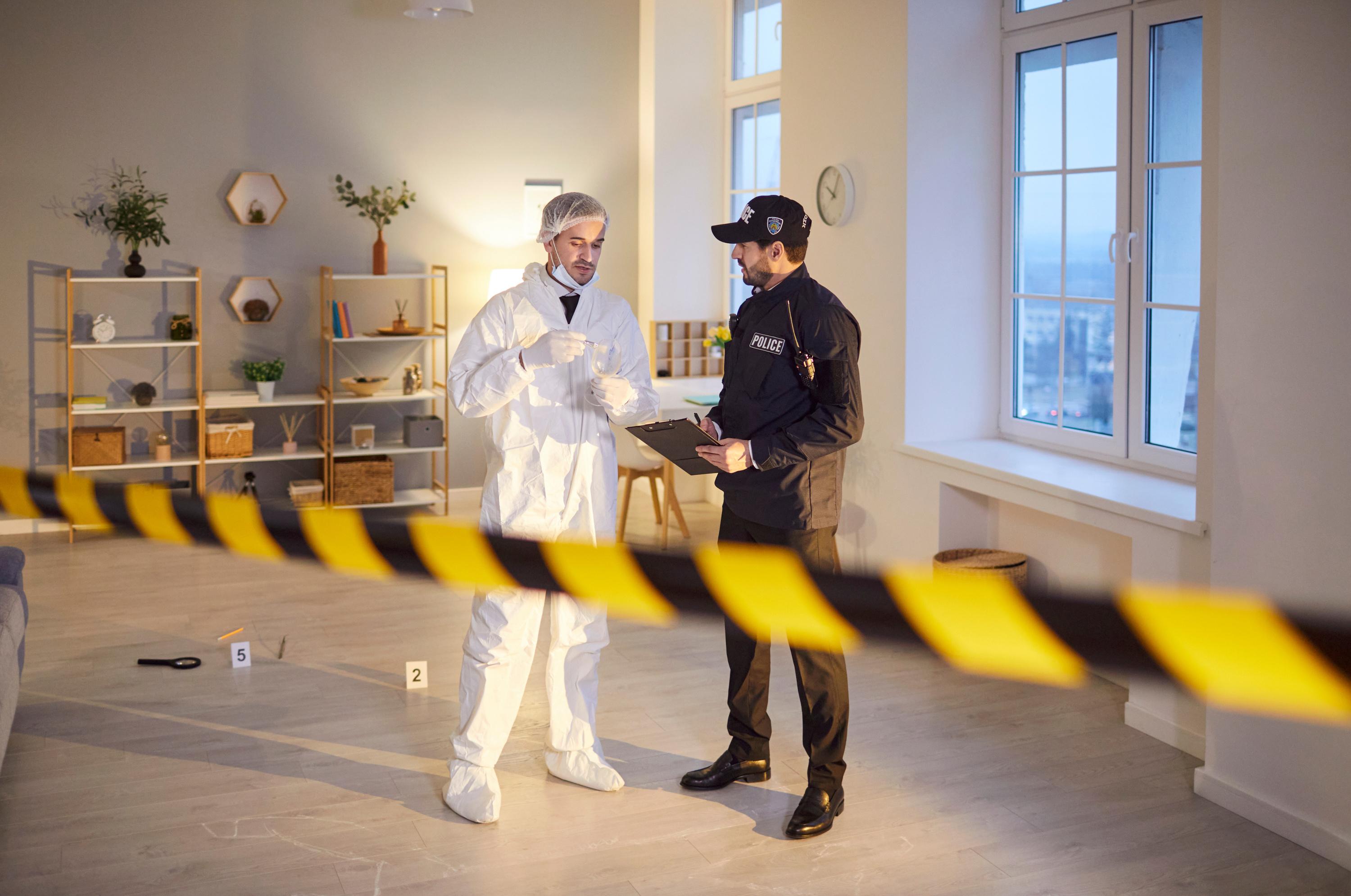 Le logement a été mis sous scellés dans le cadre de l’enquête pénale et la locataire victime n’a pas pu récupérer ses effets personnels avant la levée des scellés.