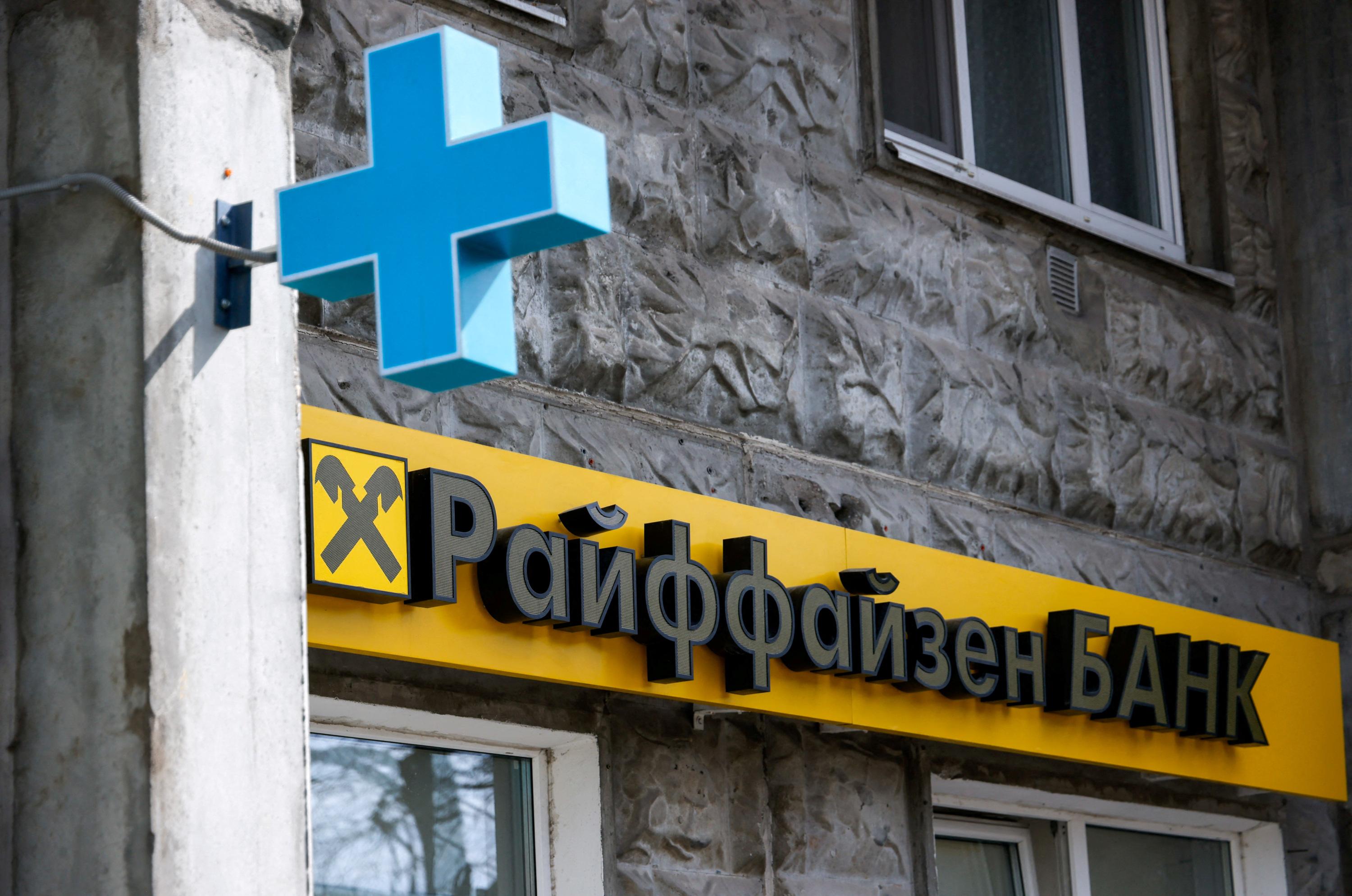 Méfiance, précarisation… En Russie, de plus en plus d’épargnants retirent leur argent des banques