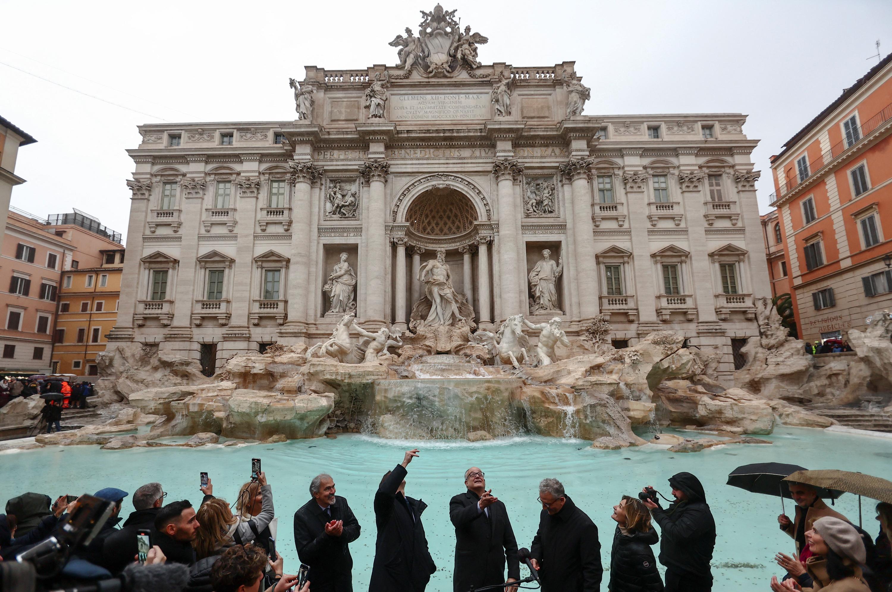 Rome : la fontaine de Trevi rouvre après un nettoyage, contingente les touristes