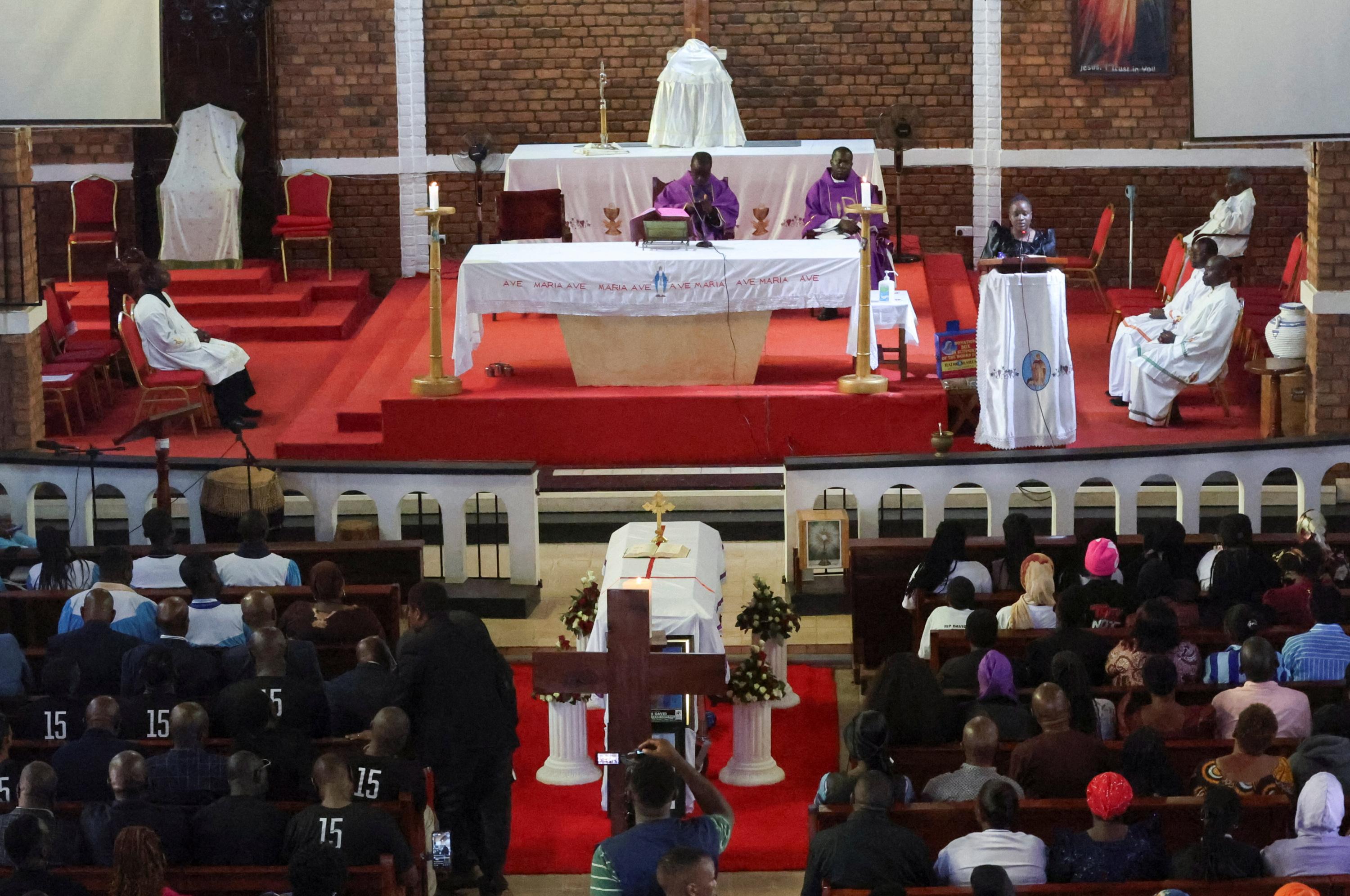 Foot : à Kampala, des centaines de personnes rendent hommage à David Owori, battu à mort