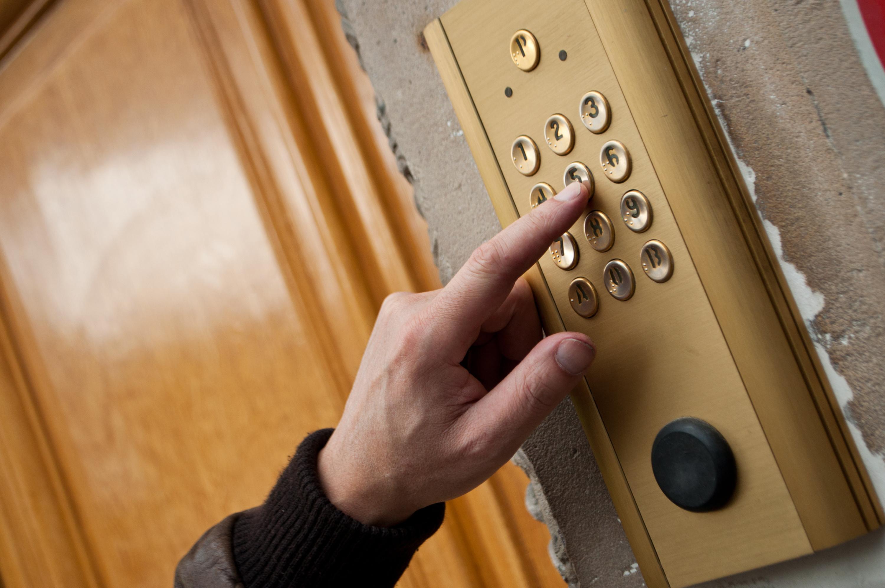 À Paris, un serrurier tué d’un coup de couteau lors d’une intervention