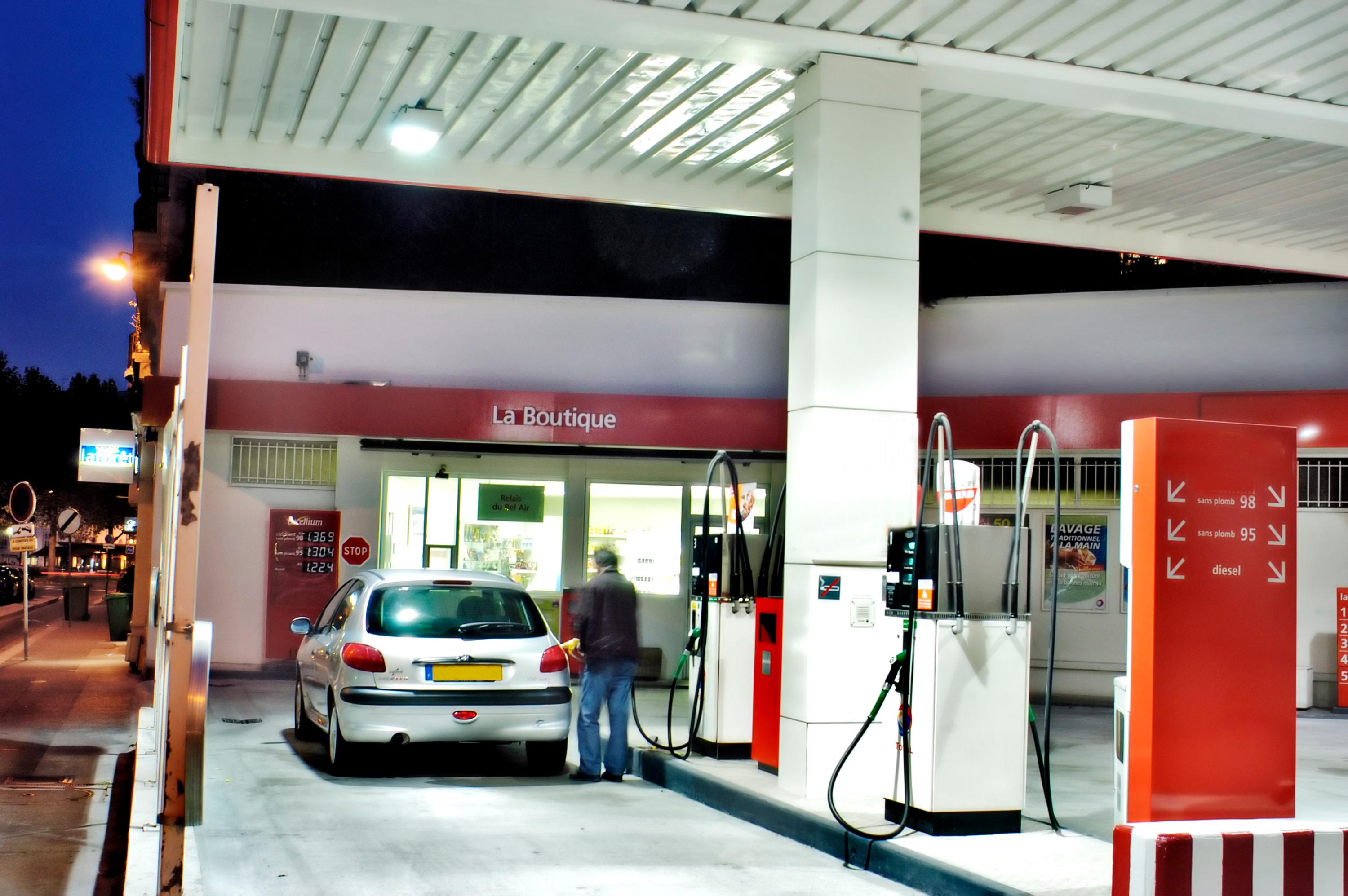 Prix des carburants : «Il y aura de nouvelles aides» mais pas «de baisse des taxes généralisée», prévient le gouvernement