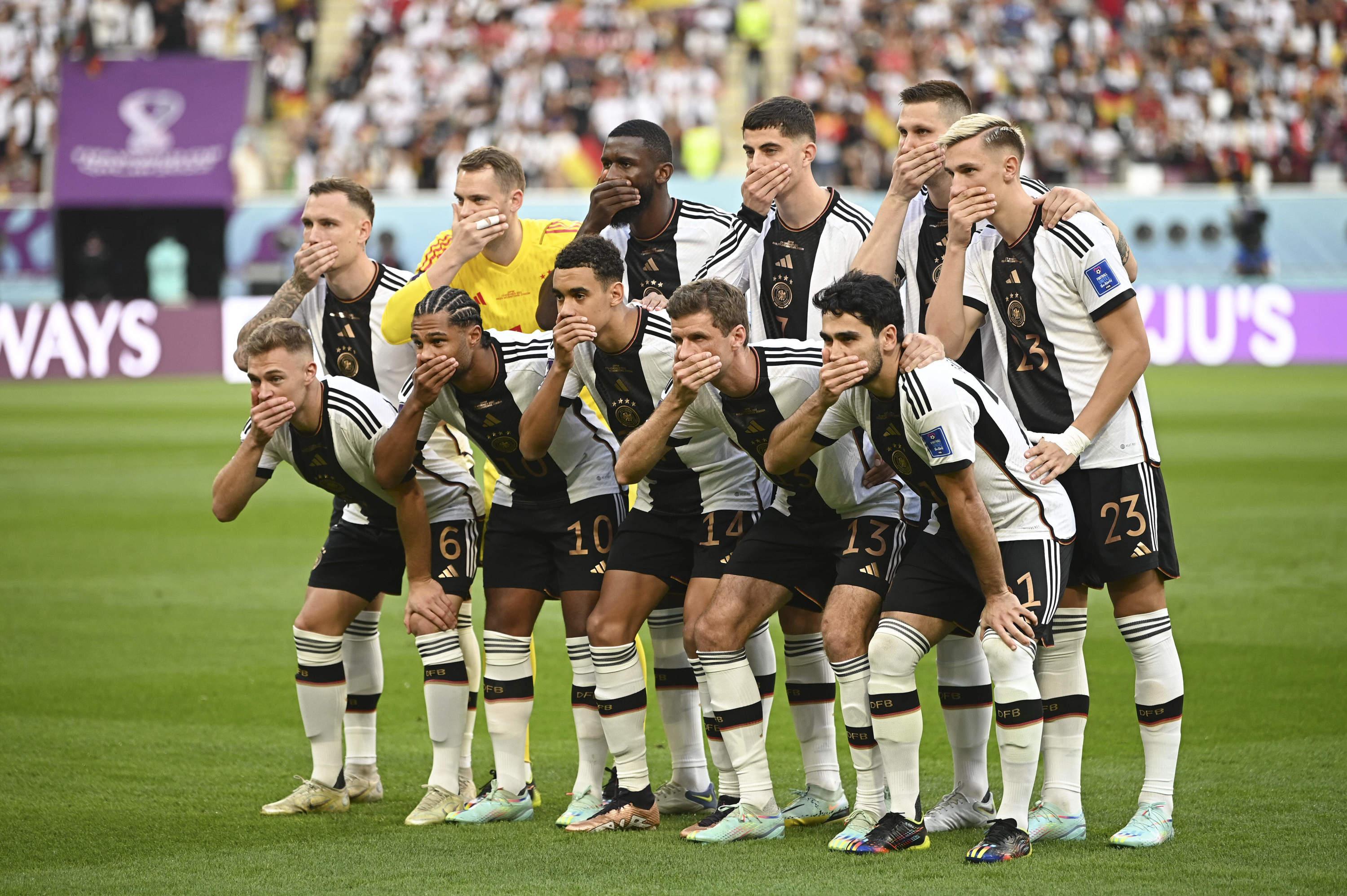 Coupe du monde : Les Allemands se couvrent la bouche, déjà l'image de la compétition