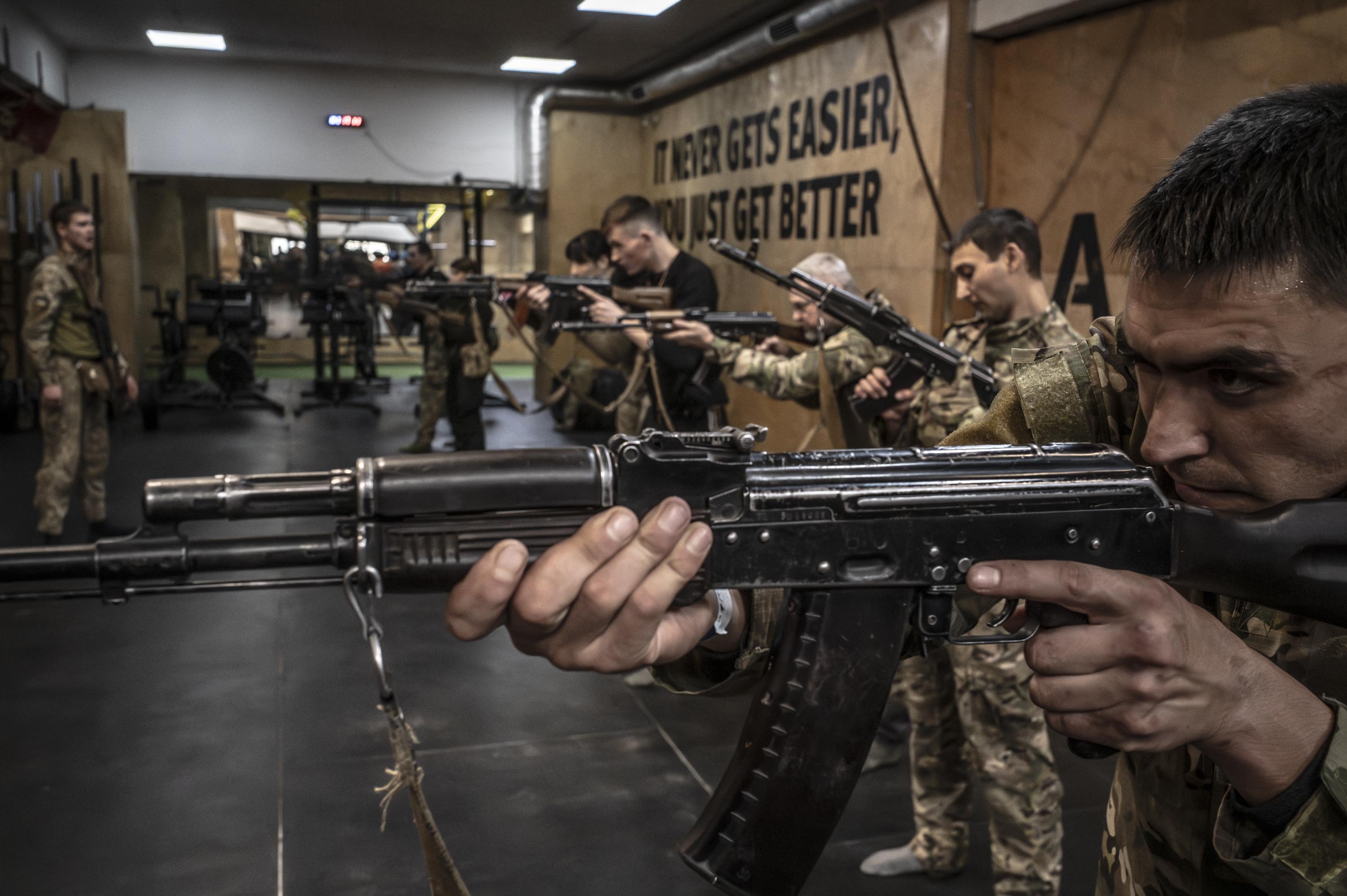 Mannequins, vacances et kalachnikov : en Ukraine, l’efficace campagne de recrutement de la 3e brigade d’assaut