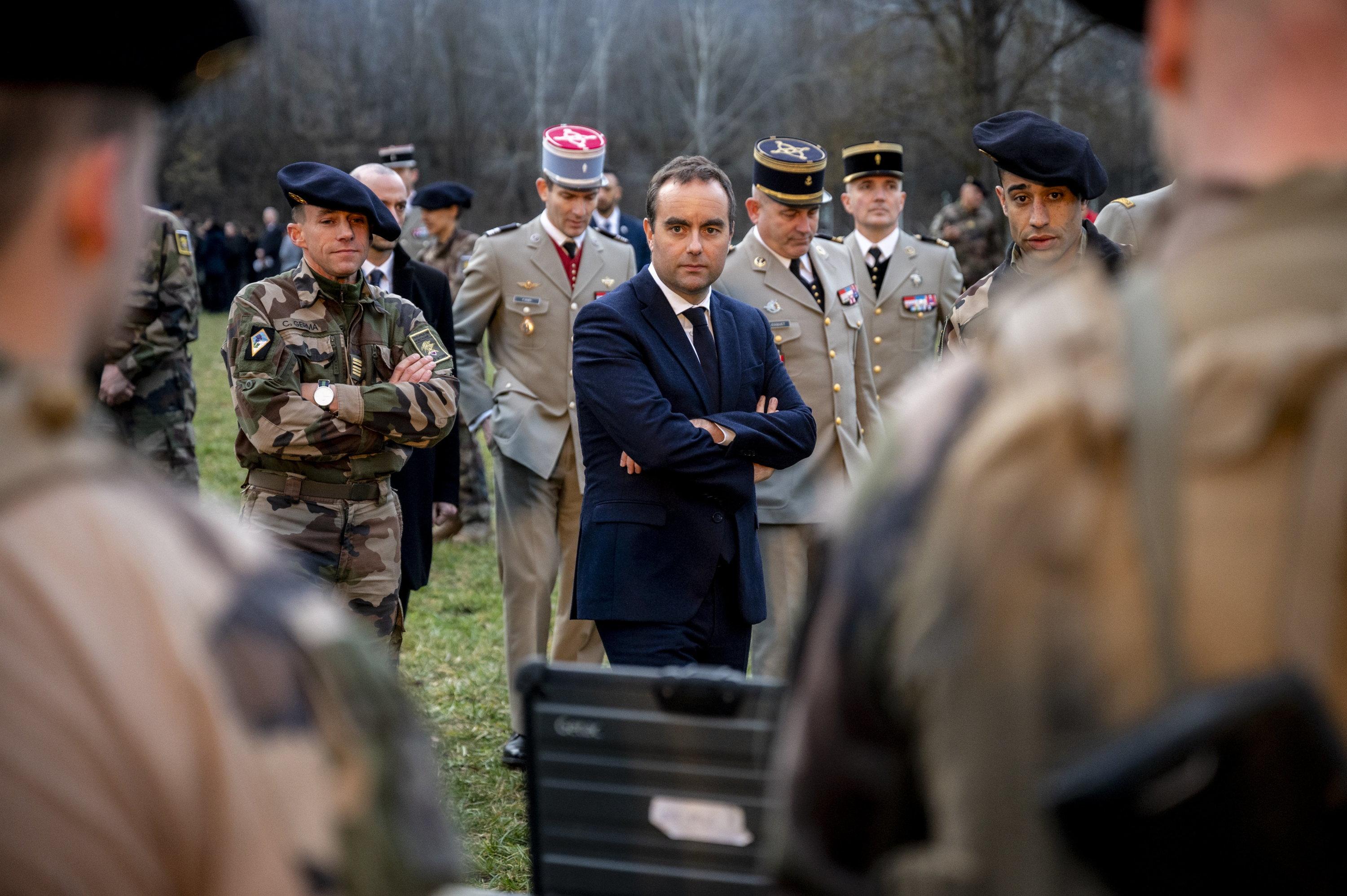 Au ministère des Armées, les militaires saluent le bilan de Sébastien Lecornu