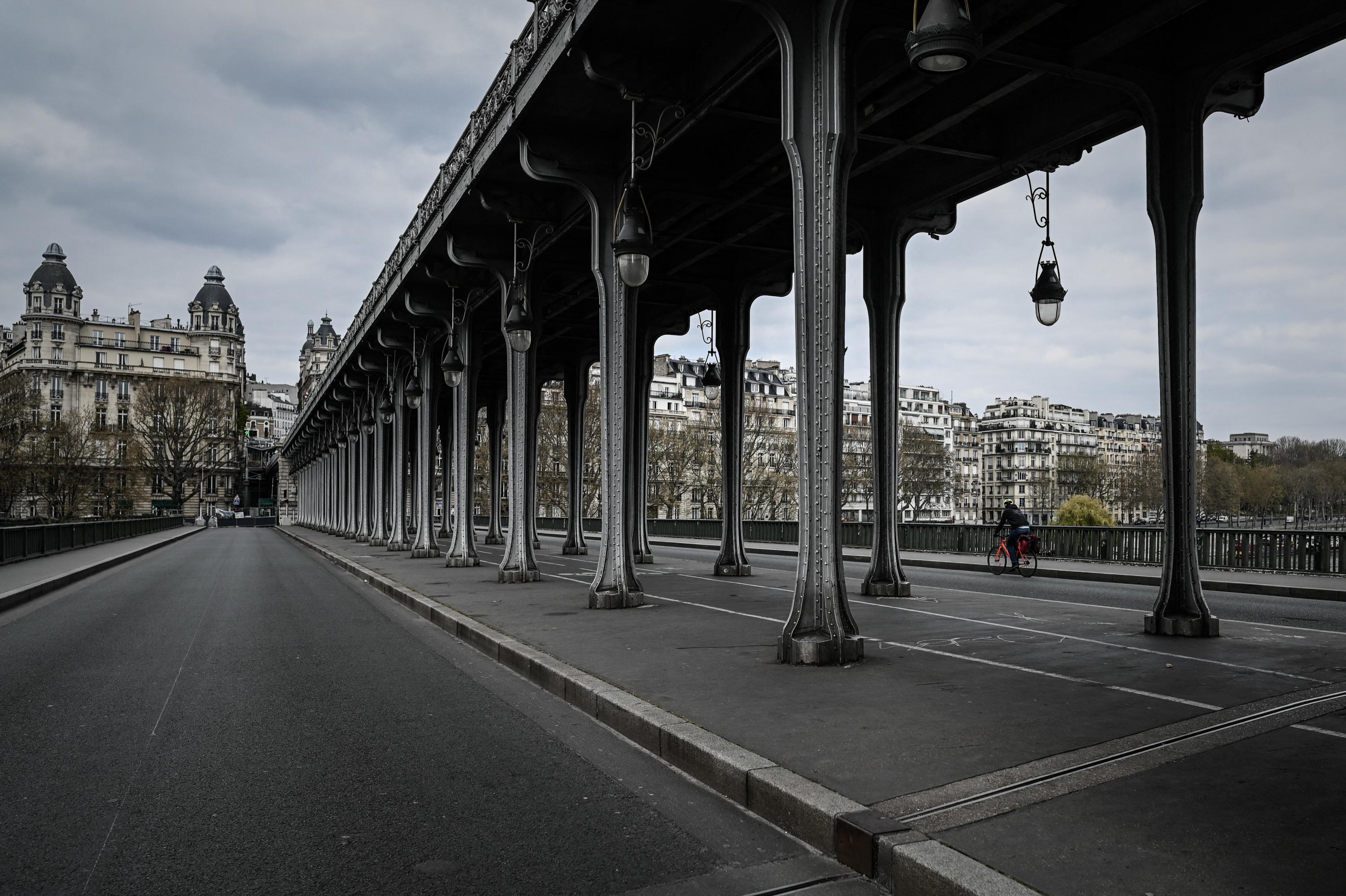 «Nous ne sommes pas passés loin de la catastrophe» : menacée d’effondrement, la passerelle de Bir Hakeim fermée à Paris