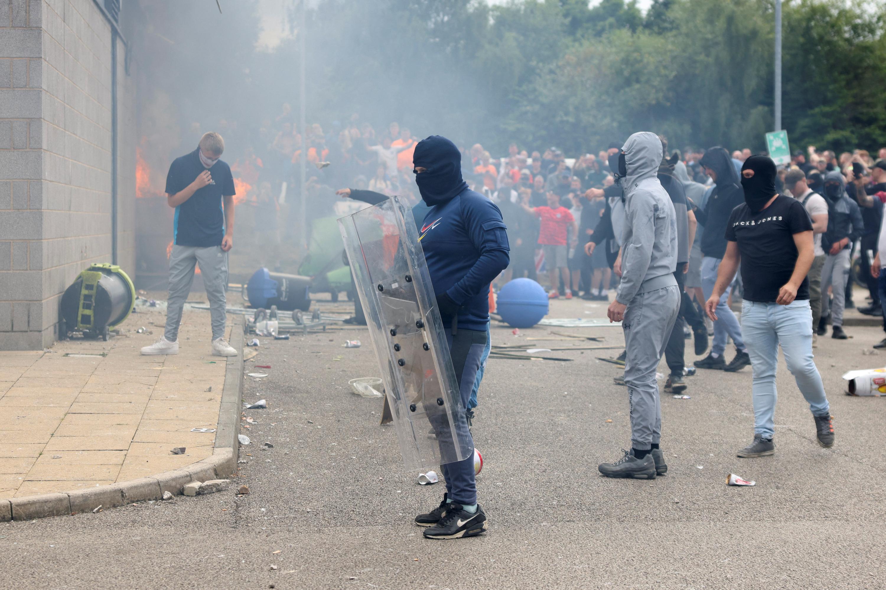 Émeutes au Royaume-Uni: des mesures d'urgence face aux prisons saturées