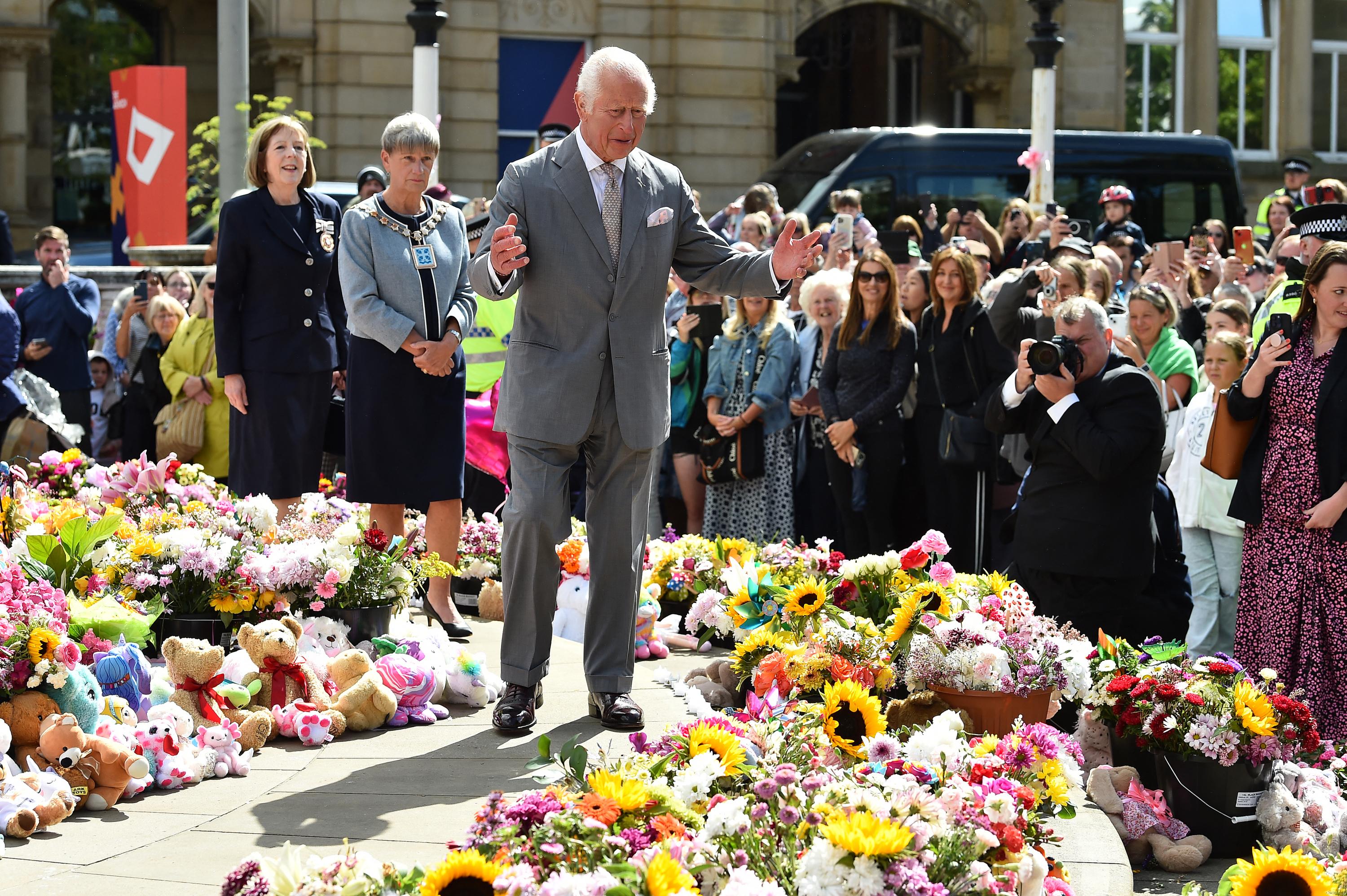 Charles III à la rencontre des enfants survivants de l'attaque au couteau de Southport