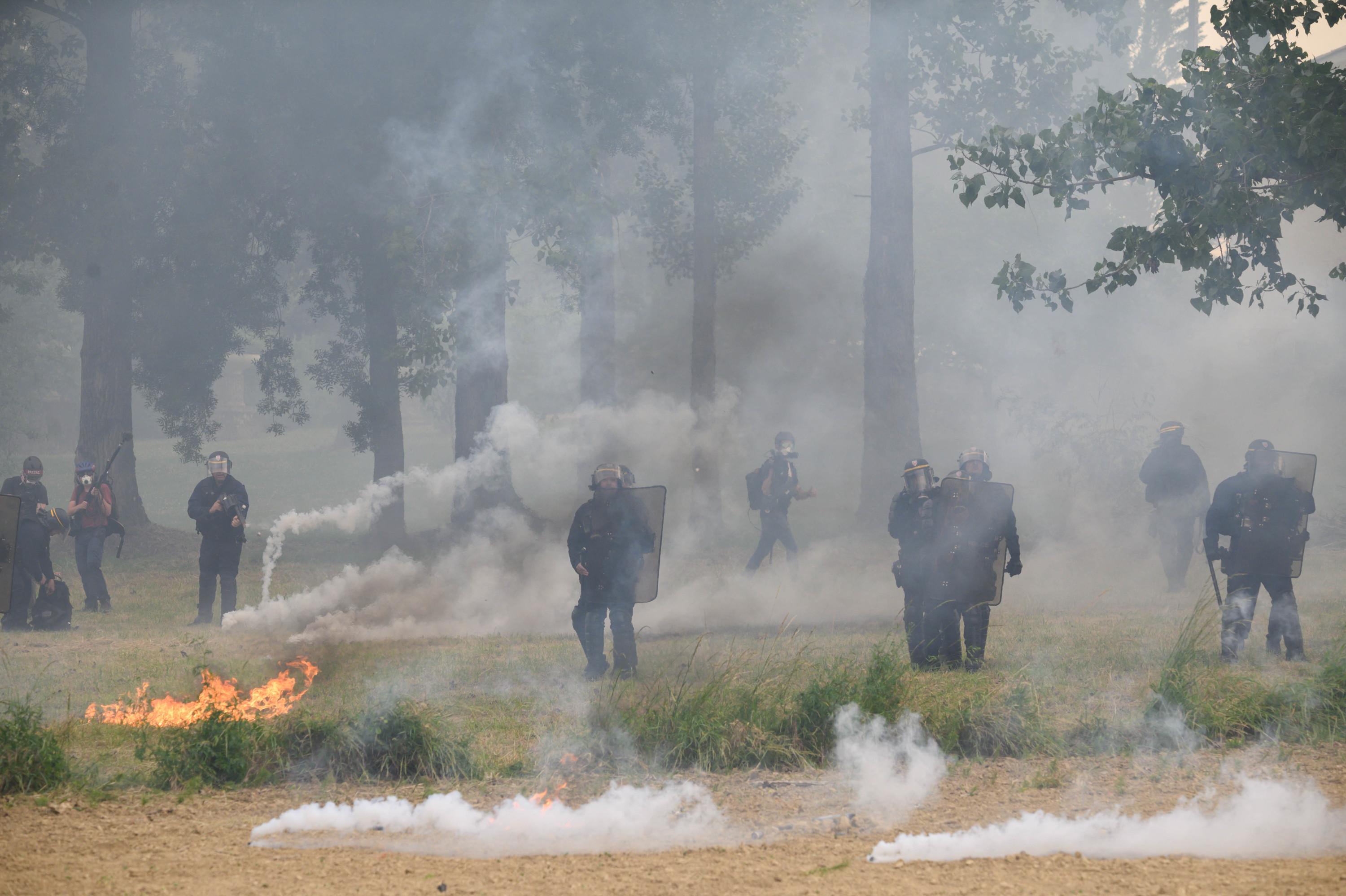 «Jets de pierres catapultées et cocktail Molotov» : nouveaux heurts entre opposants à l’autoroute A69 et les forces de l'ordre