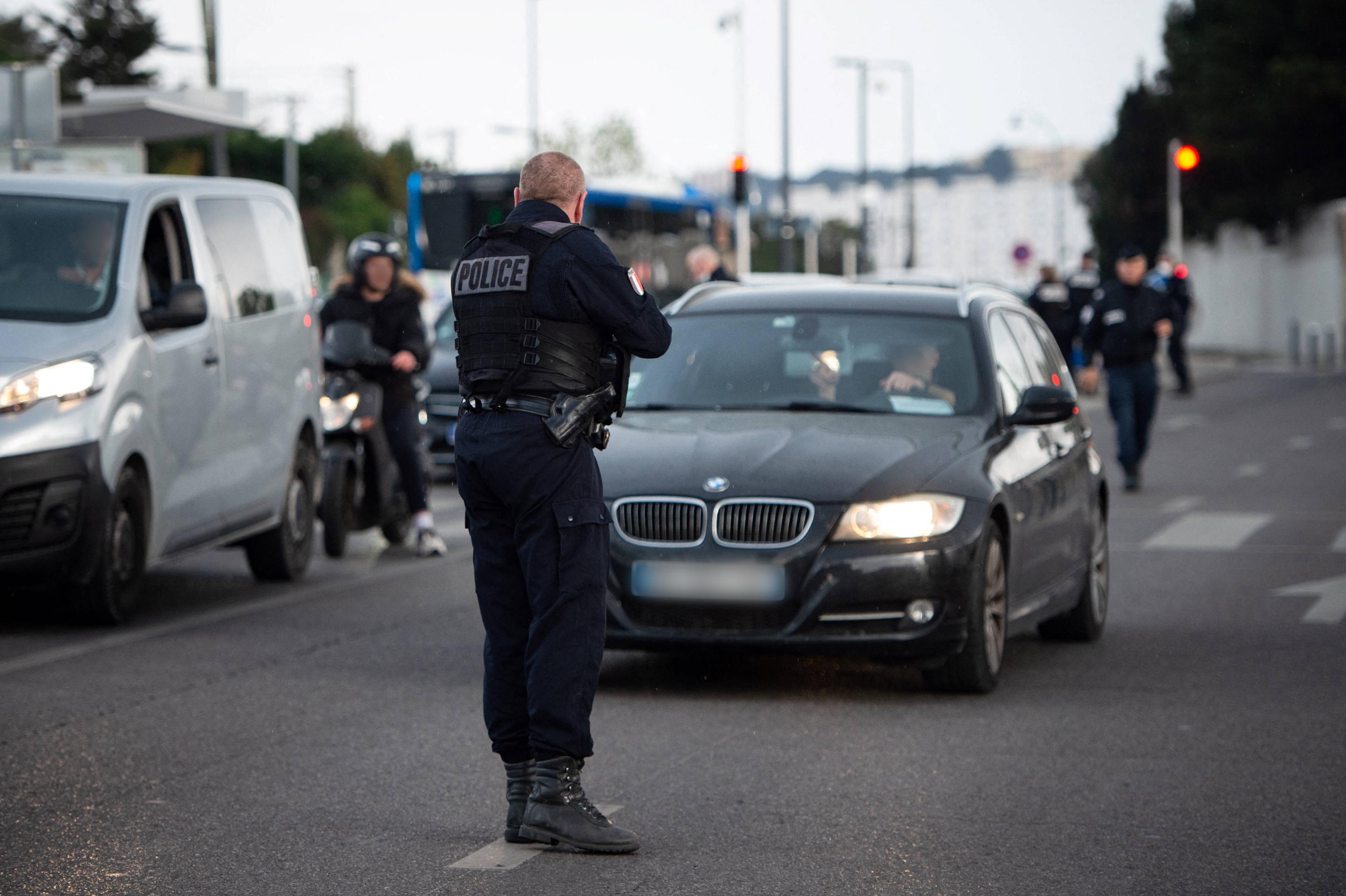 Aix-en-Provence : à bord d’une voiture volée, il refuse d’obtempérer et fonce sur plusieurs policiers