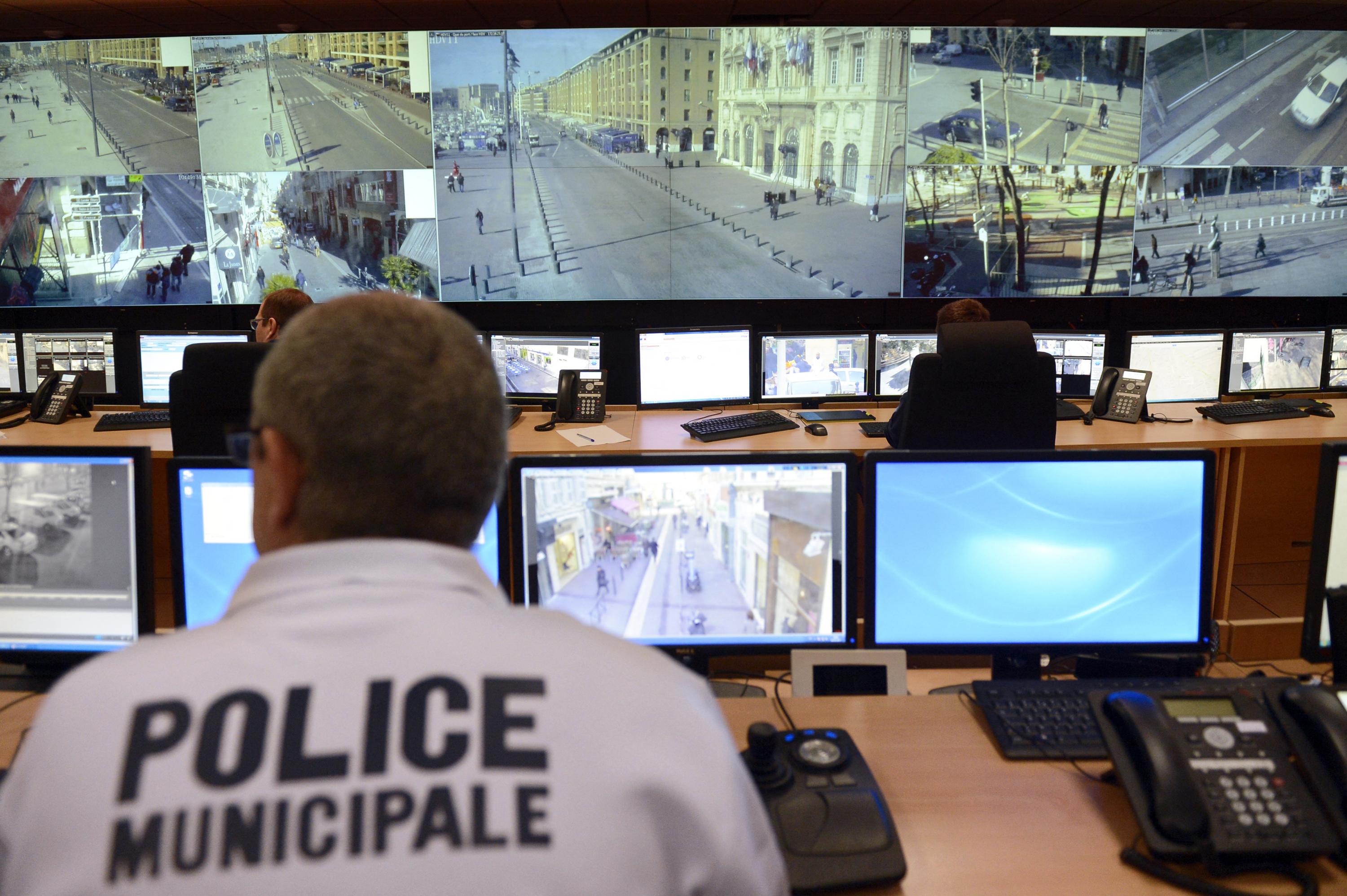 Marseille : un homme ayant scié le poteau d’une caméra de vidéosurveillance arrêté avec 147 bonbonnes de cocaïne