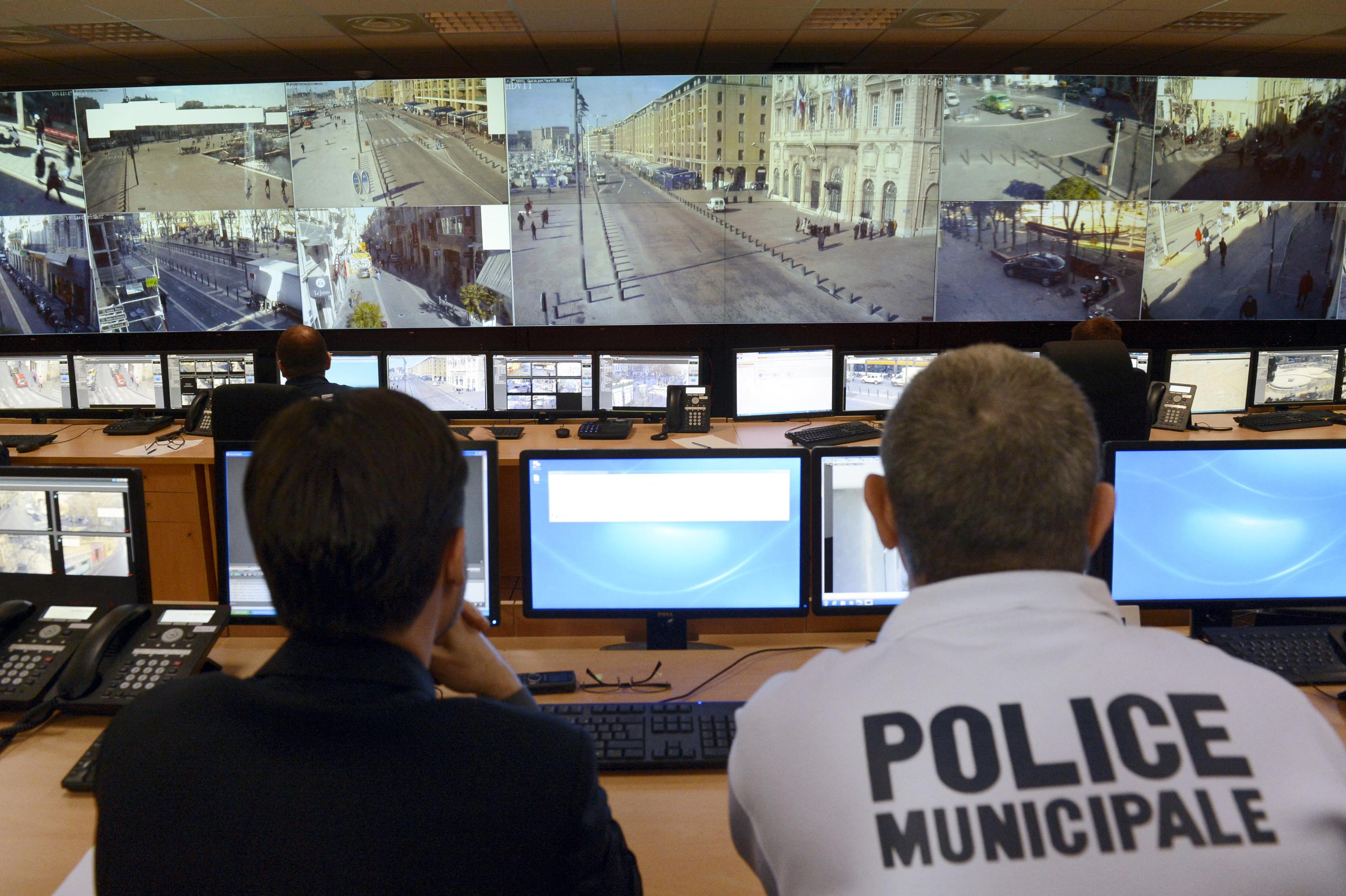 Marseille : deux mineurs tentent de scier le mât d’une caméra de vidéosurveillance avec une disqueuse