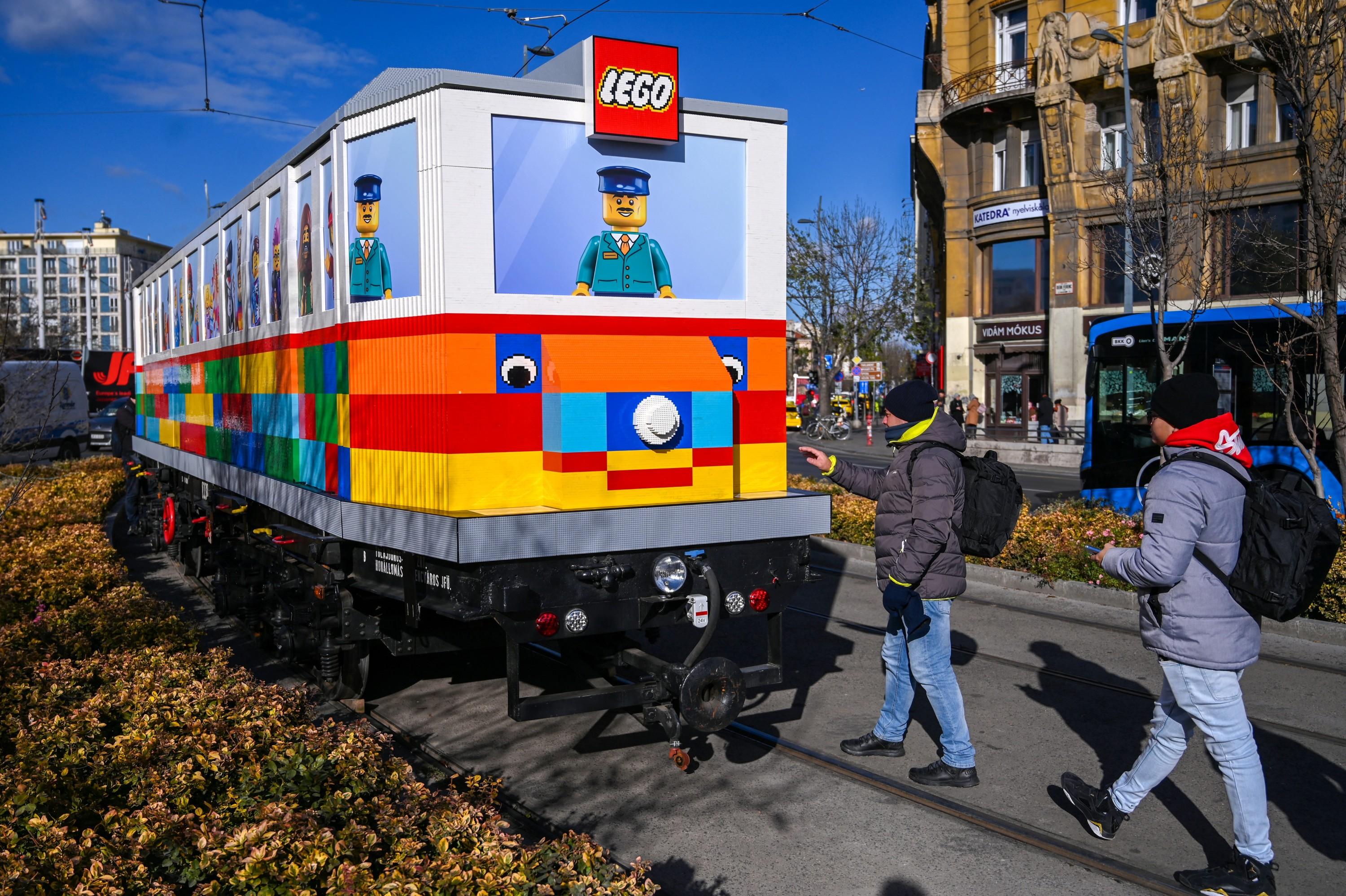 Hongrie : un artiste construit un tramway de plus de 11 mètres en «briques emboîtables» de Lego