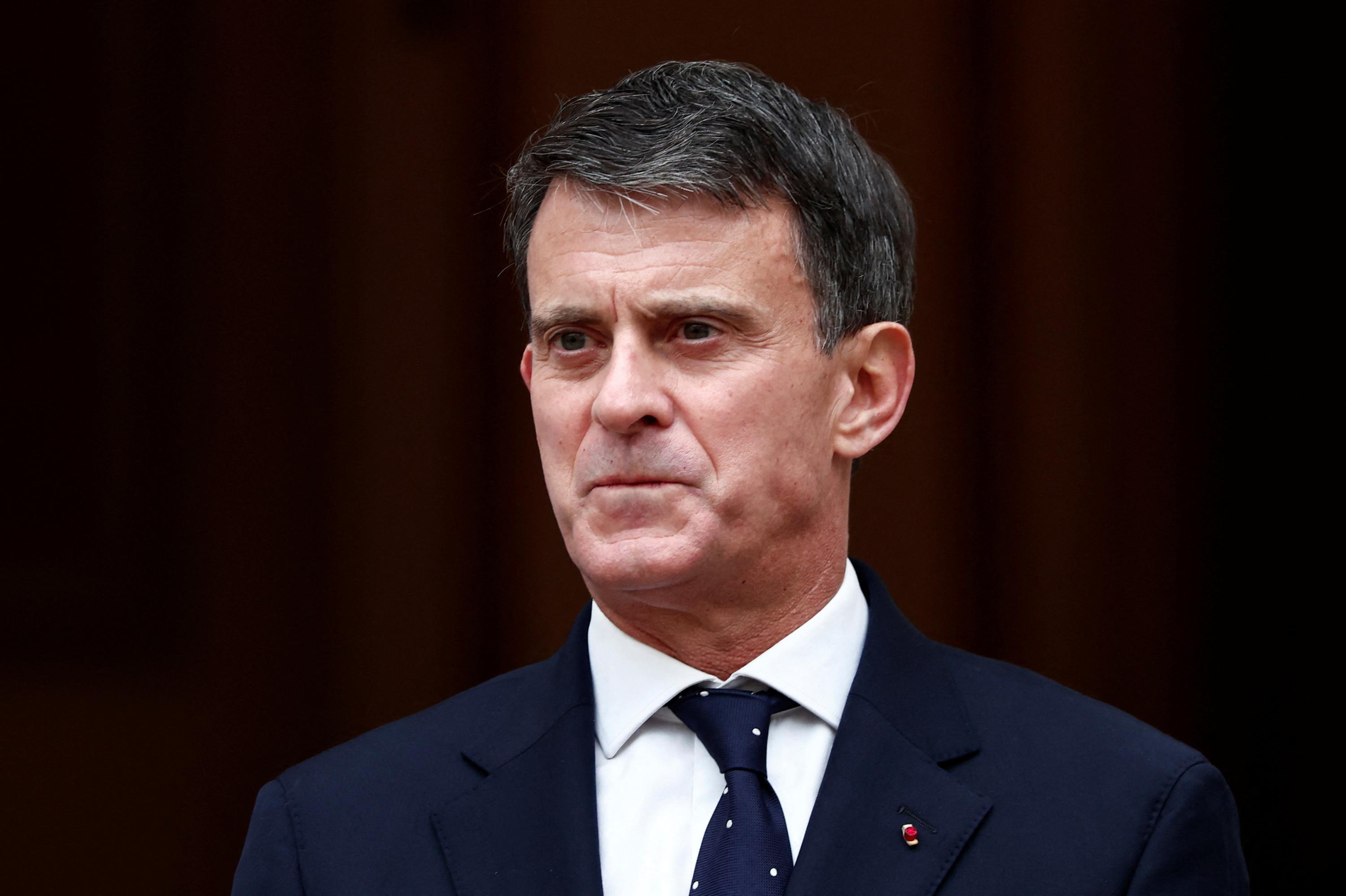 «Répondre à l’urgence et entamer la reconstruction» : Manuel Valls affiche ses objectifs avant sa venue à Mayotte