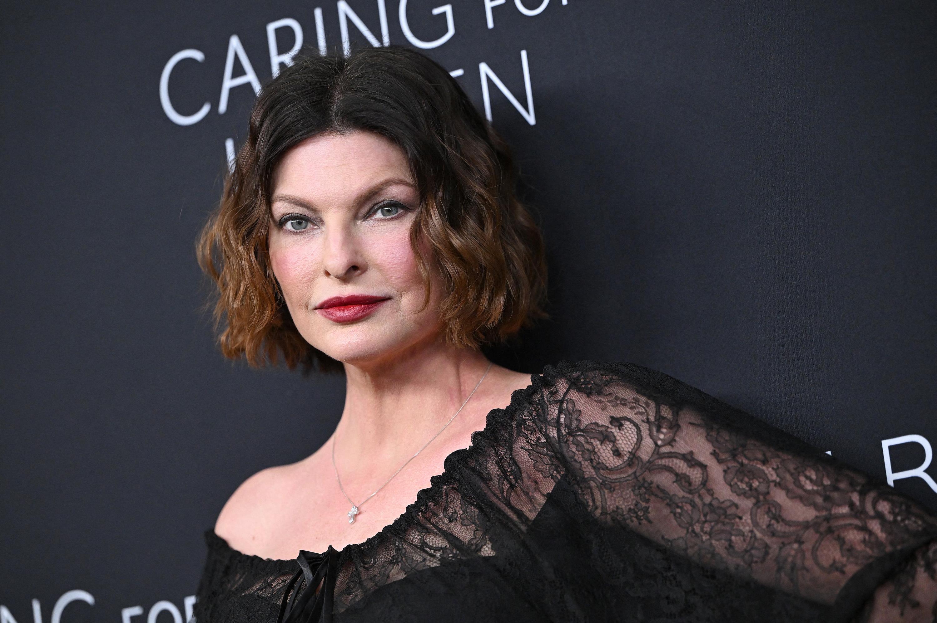 Je ne voulais pas me voir parce que je ne m’aimais pas : Linda Evangelista revient sur les traumas de sa chirurgie esthétique ratée