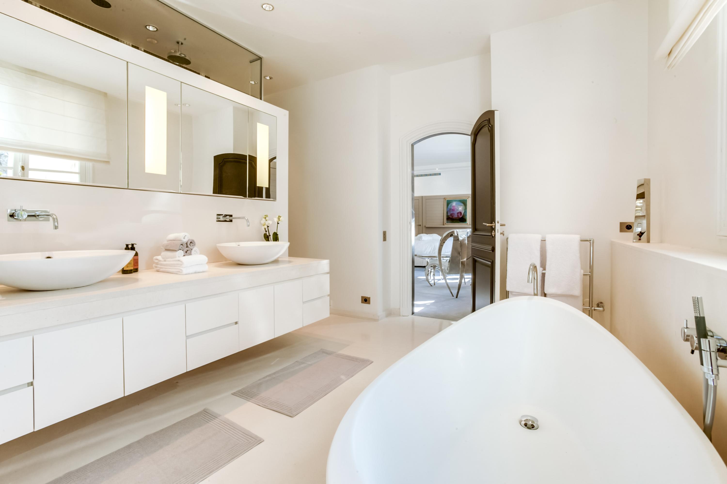 Cette maison rarissime qui a appartenu à Michel Sardou est à vendre 19  millions d'euros - Figaro Immobilier