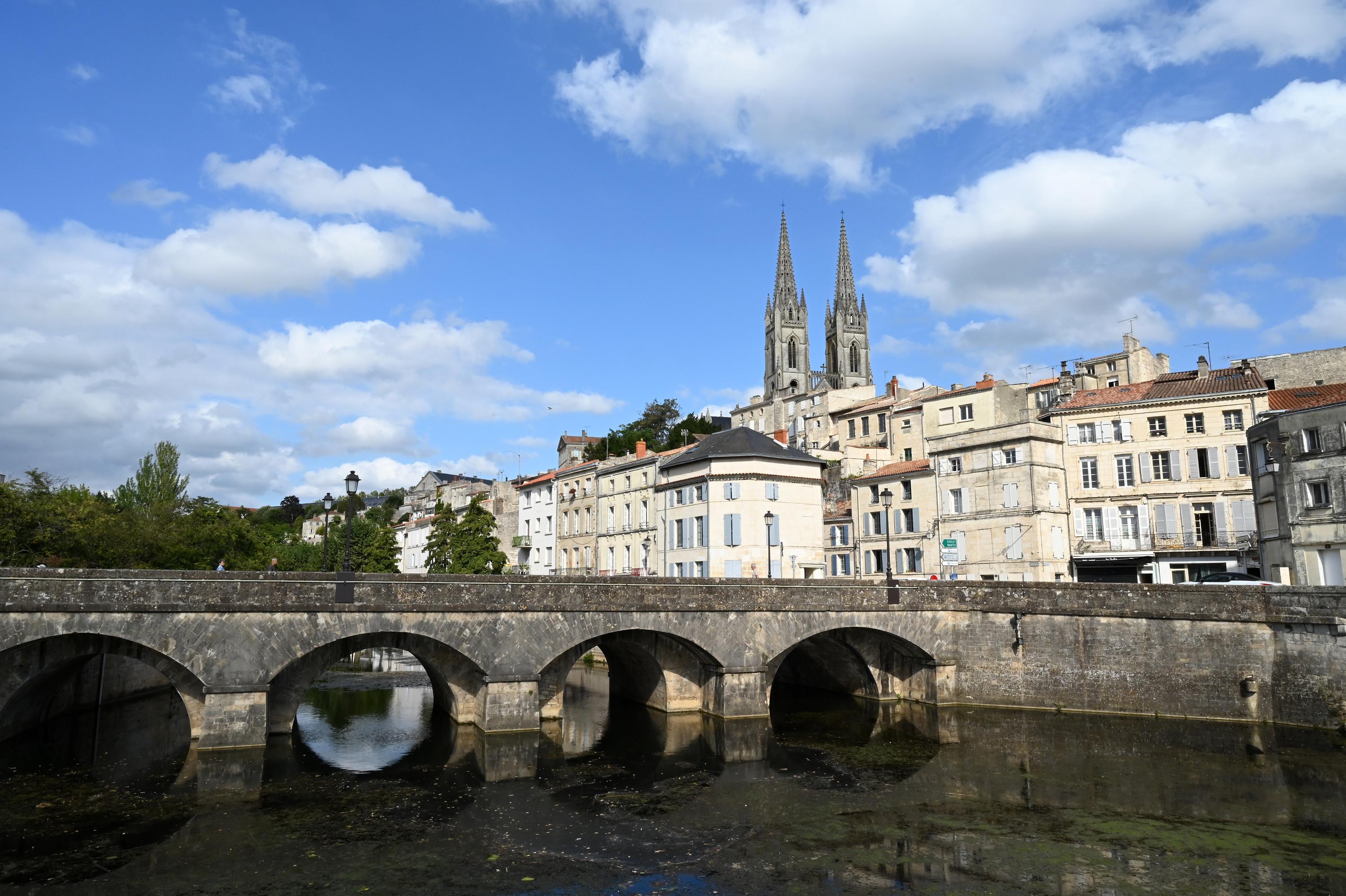 « Je préfère ma maison quand elle a les pieds dans l’eau » : l’eau inonde son jardin mais il ne veut pas quitter son moulin