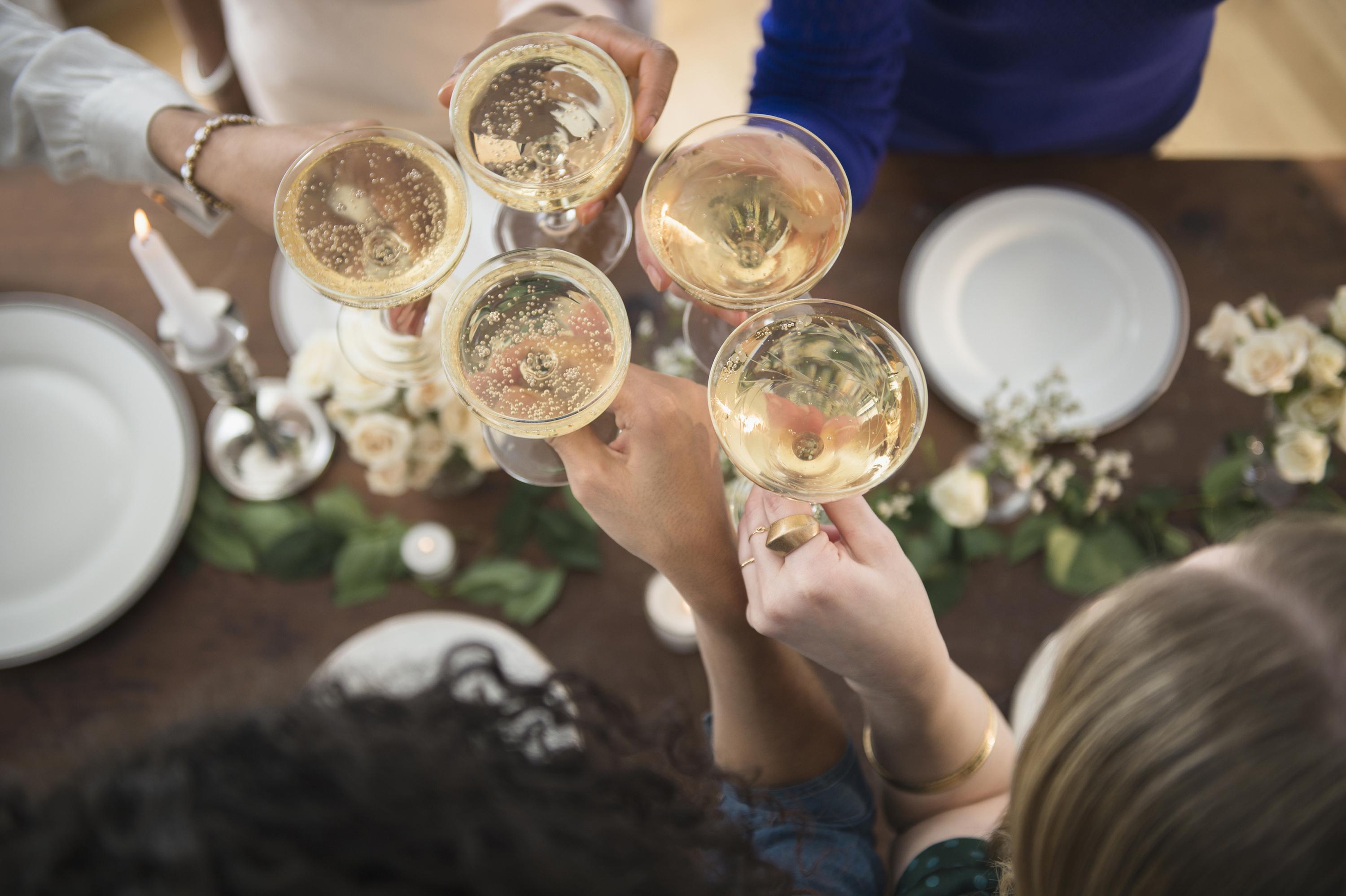 Pourquoi les élégants évitent de trinquer à table ?