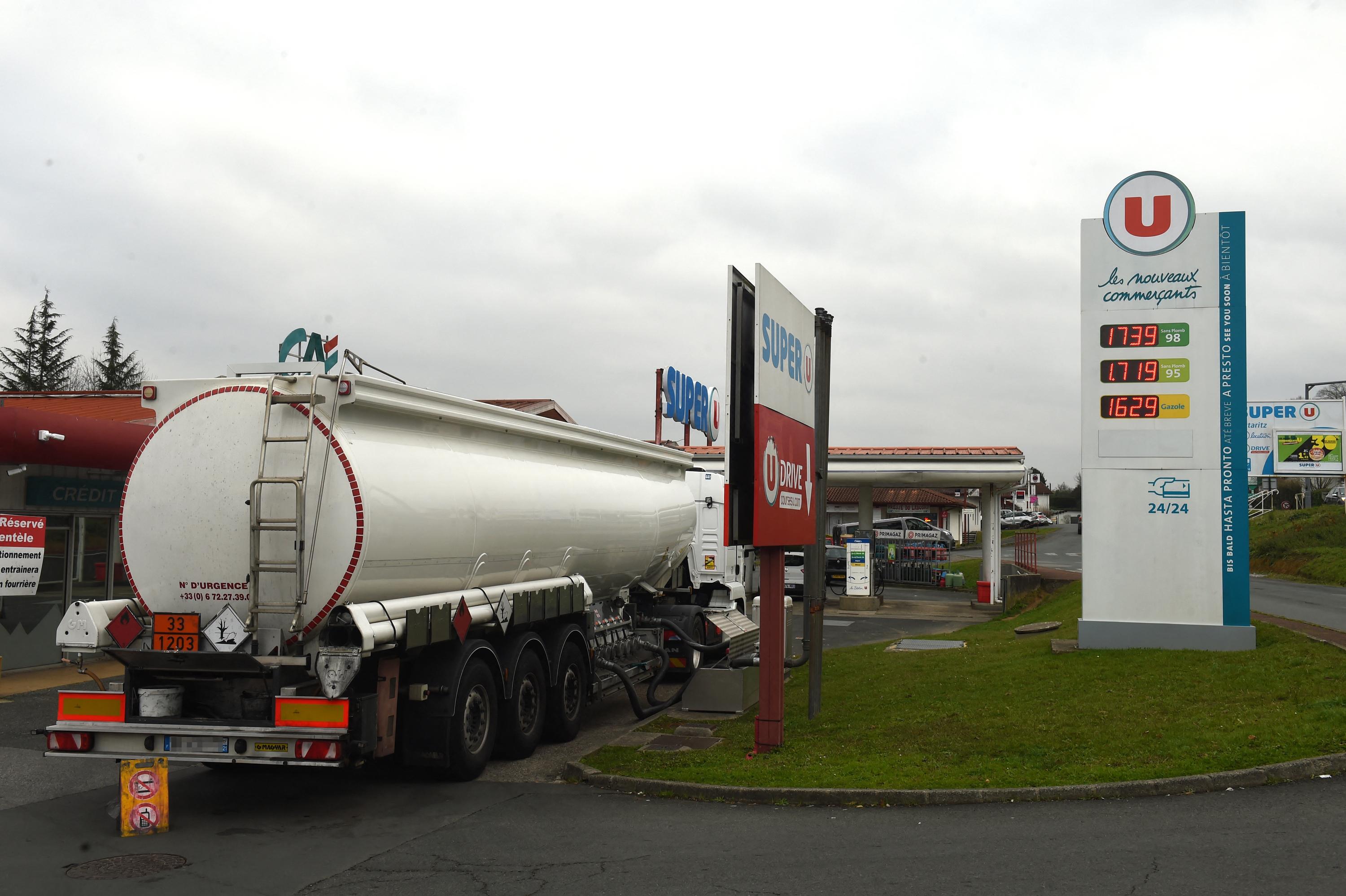 Pour éviter les ruptures de carburant, le gouvernement autorise les camions-citernes à circuler ce week-end