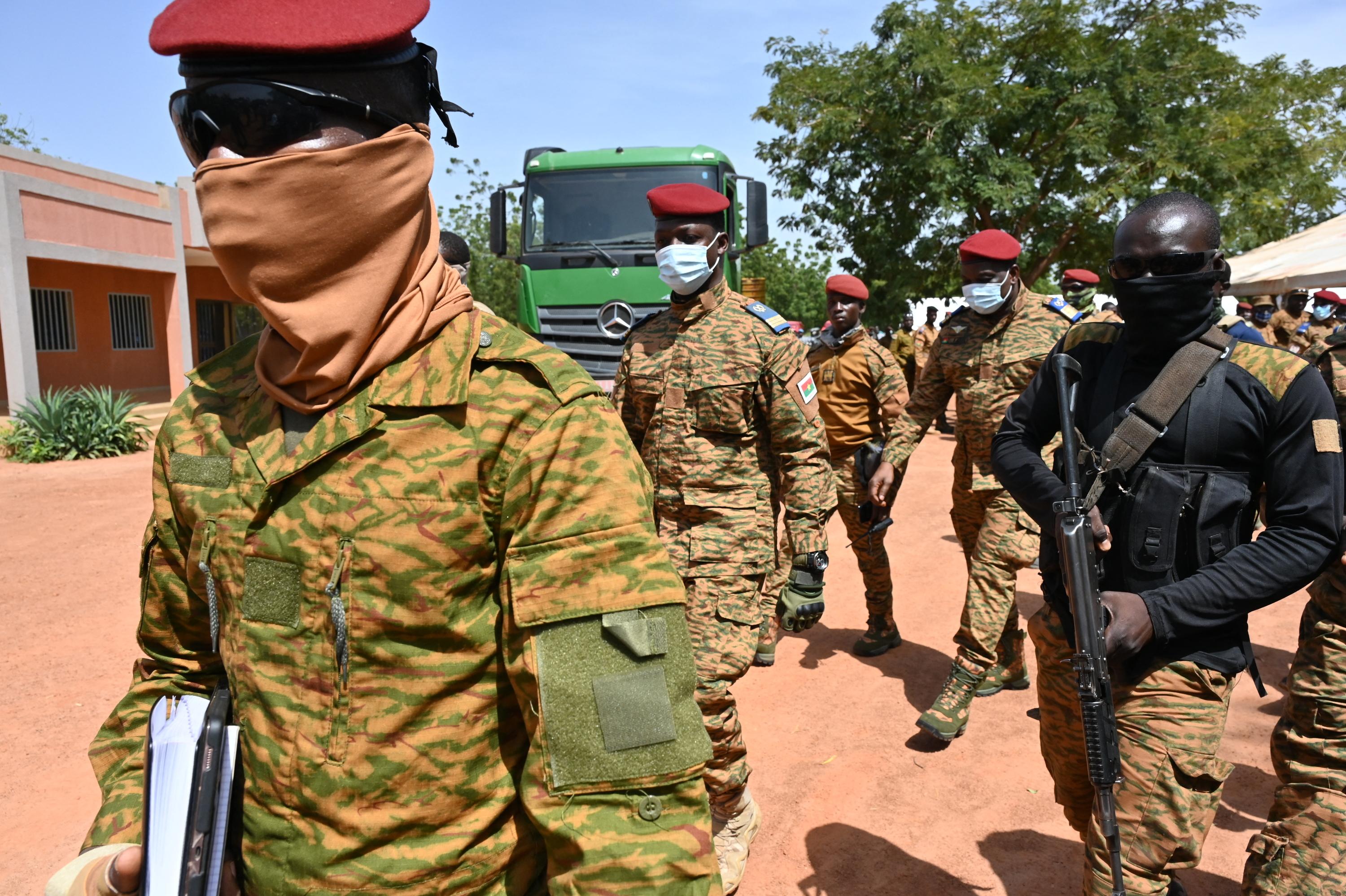 « Une décision hostile et sans fondement » : la junte du Burkina Faso rompt avec la France