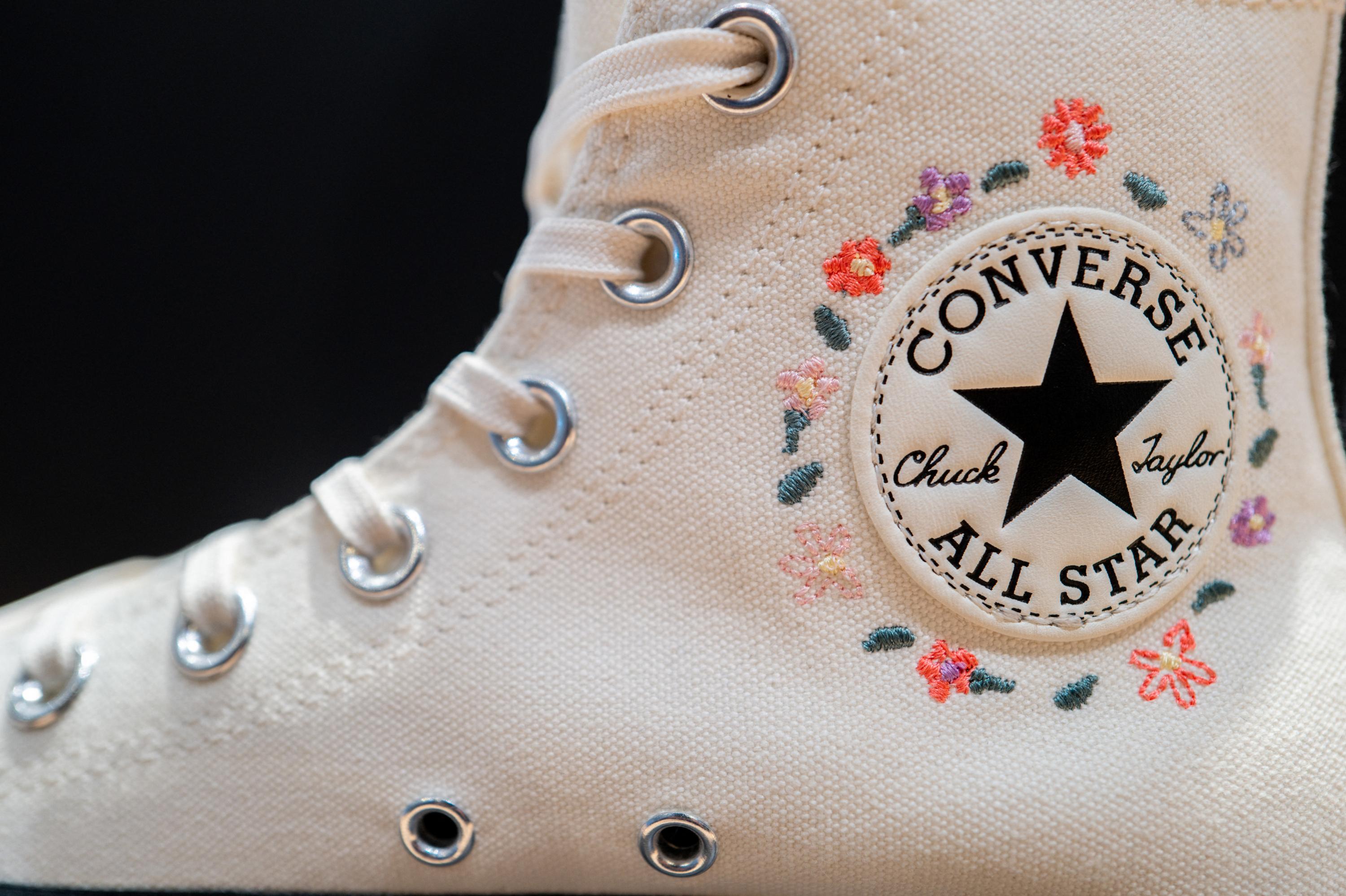 «Nous nous sommes trompés» : Converse retire une publicité accusée de références à l'imagerie du Ku Klux Klan
