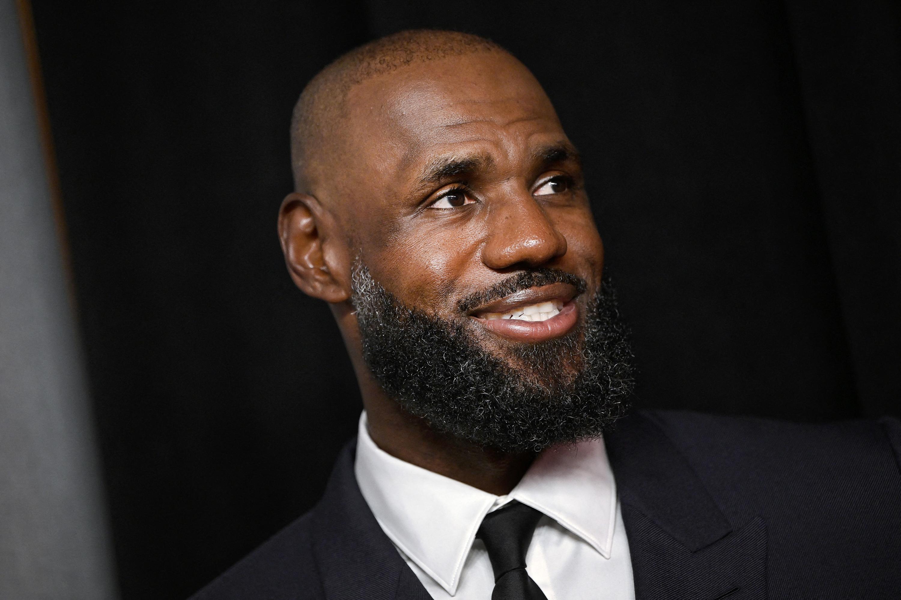 Trump s’en prend à LeBron James et exige des excuses après une polémique pendant l’hymne américain