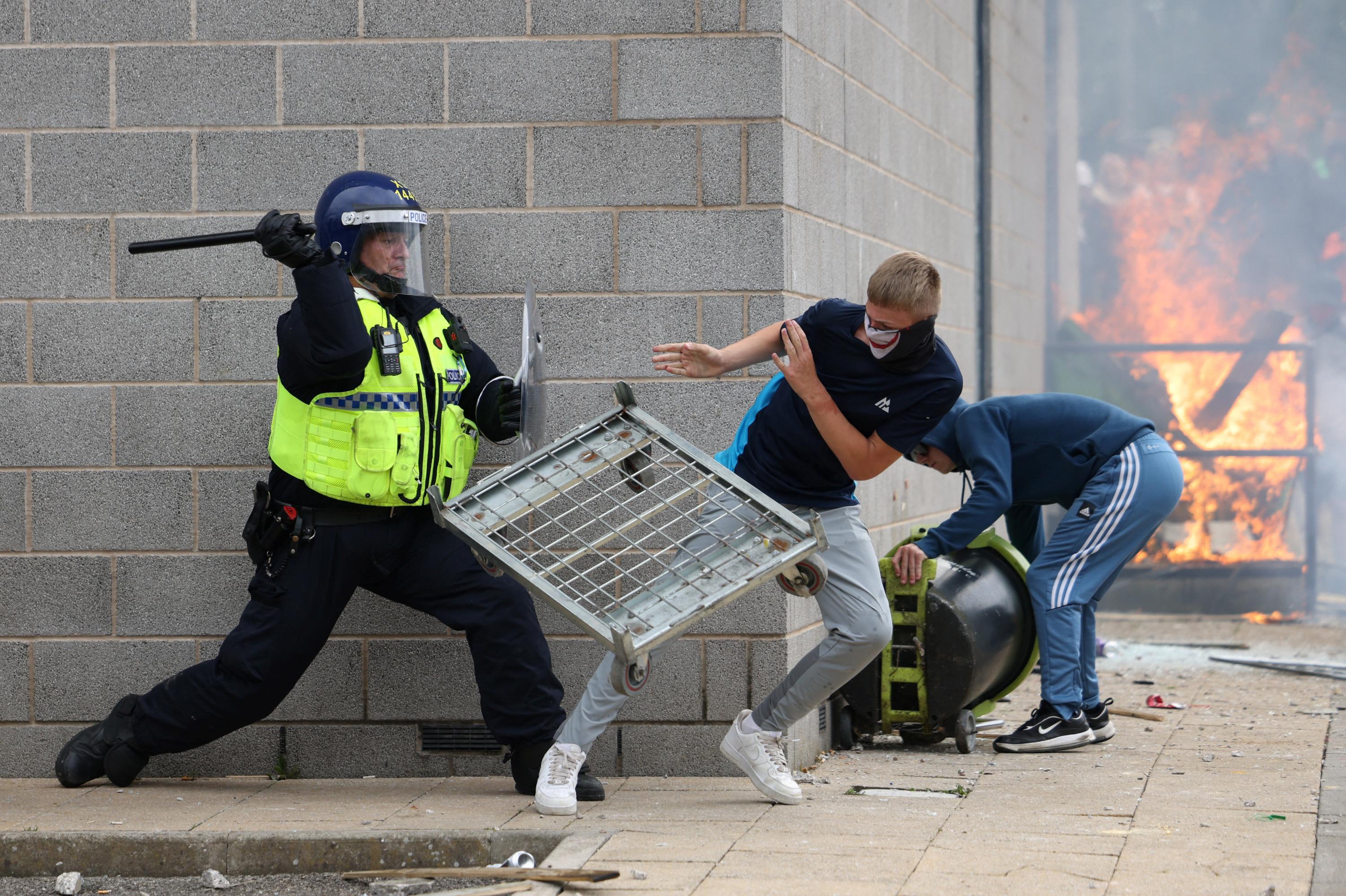 Royaume-Uni: des hôtels pour migrants attaqués lors d’un quatrième jour de violences