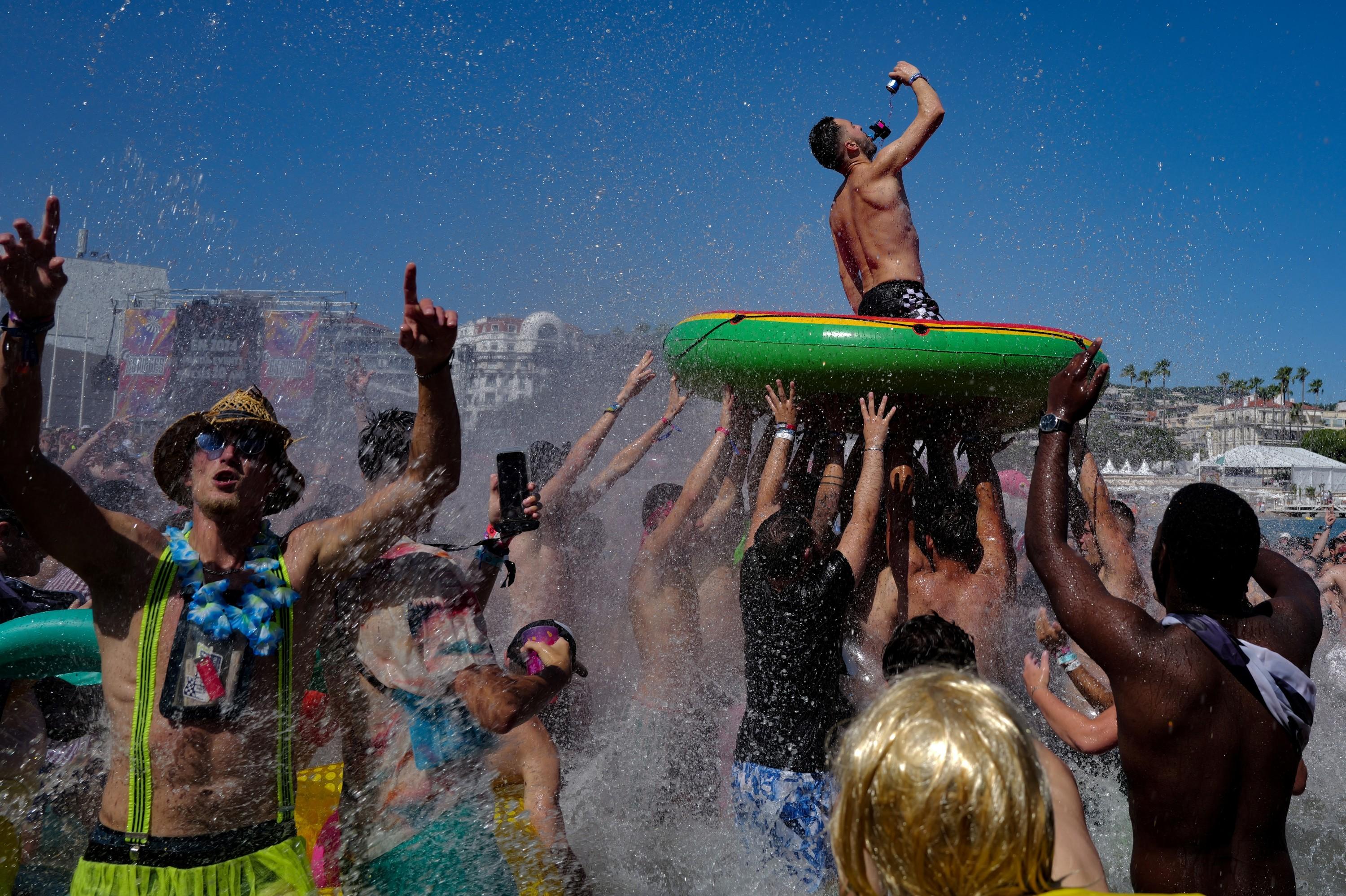 «Plages électroniques», «Bal des Fous» : à Cannes, l’univers déjanté des fêtes à l’azuréenne attire les foules