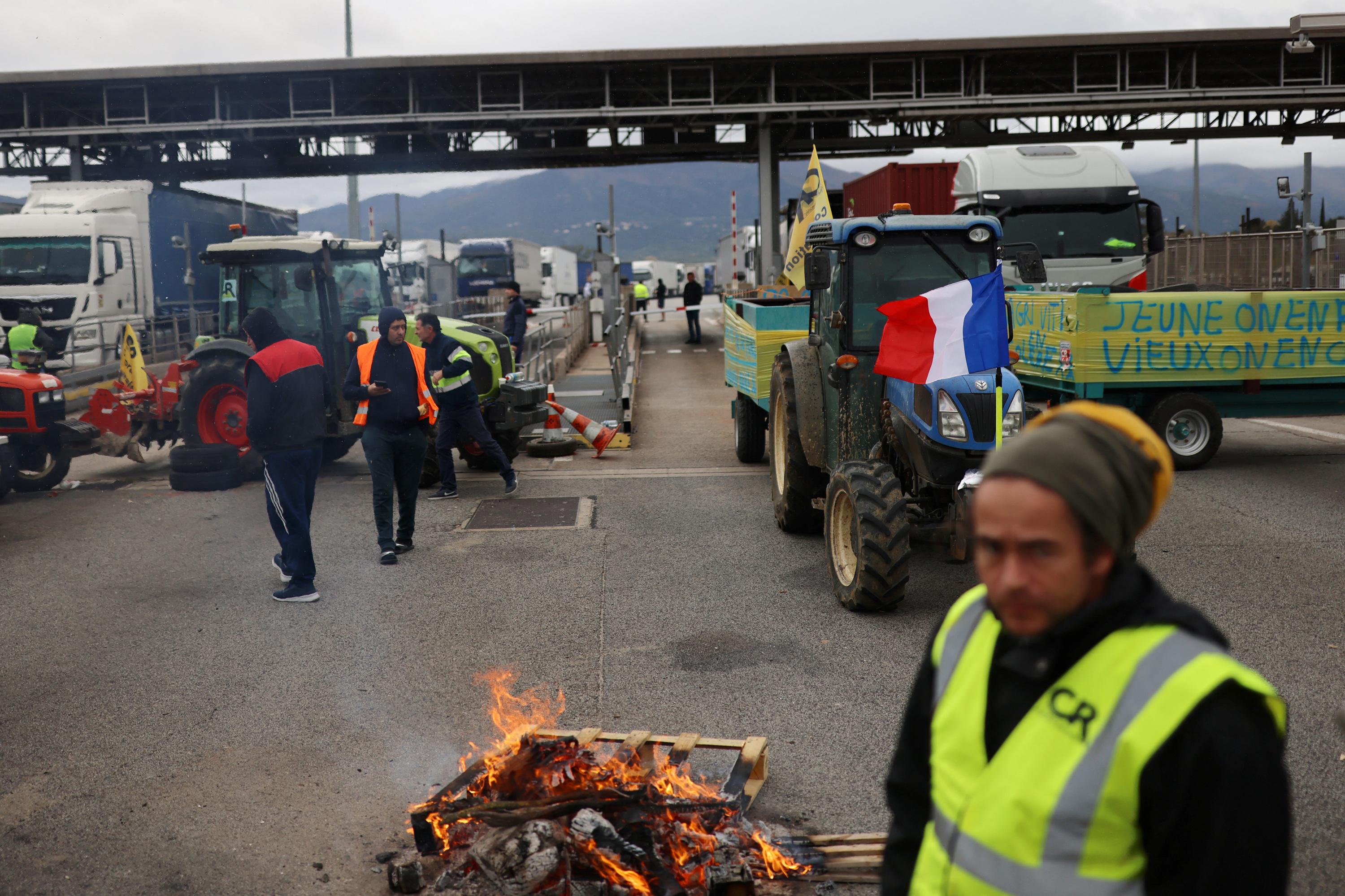 Colère des agriculteurs : des préfectures, poids lourds et plateformes logistiques ciblés par les manifestants