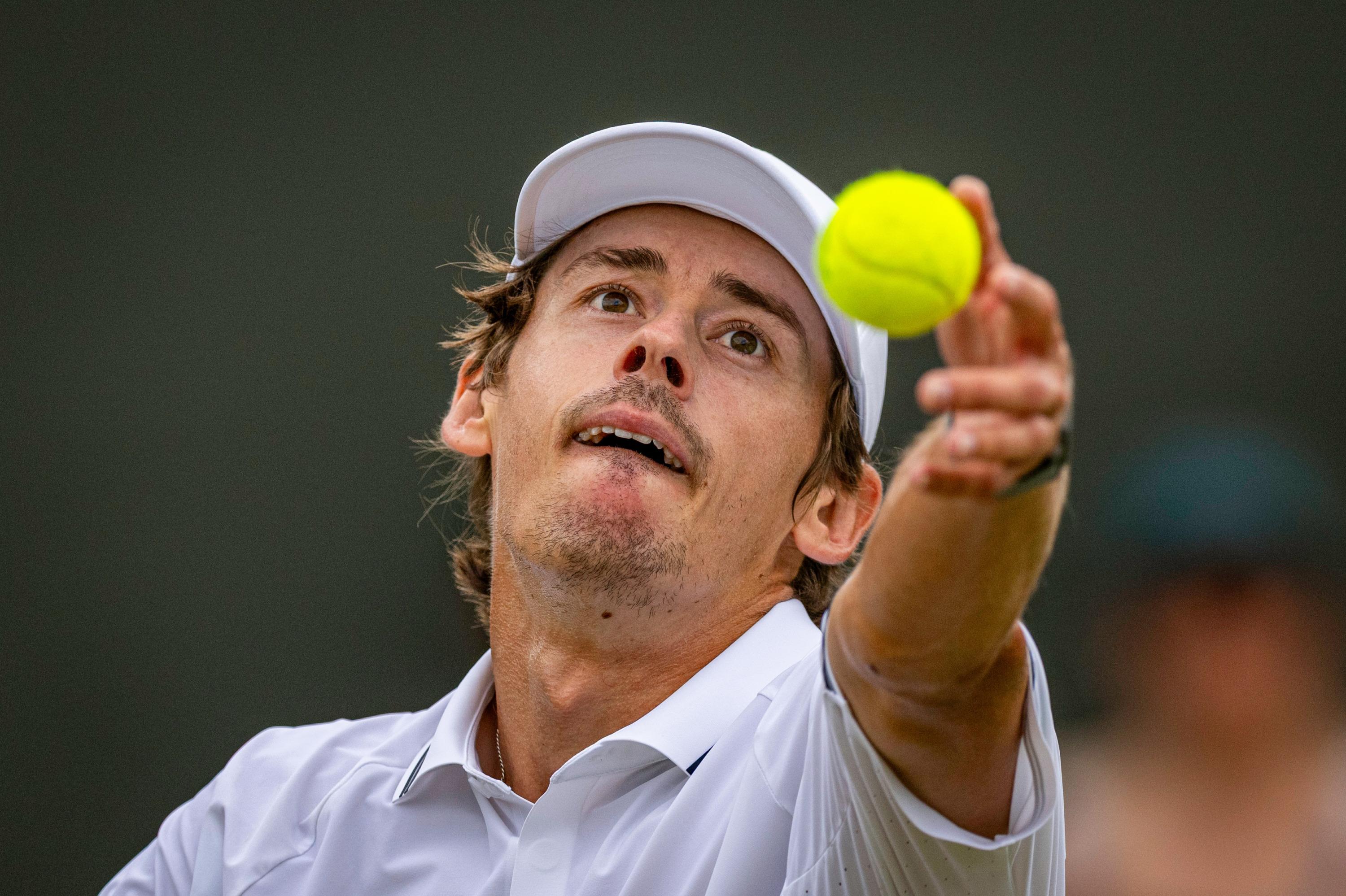 Tennis : De Minaur s’impose face à sa bête noire Tsitsipas et défiera Cruz Hewitt au 2e tour à Washington