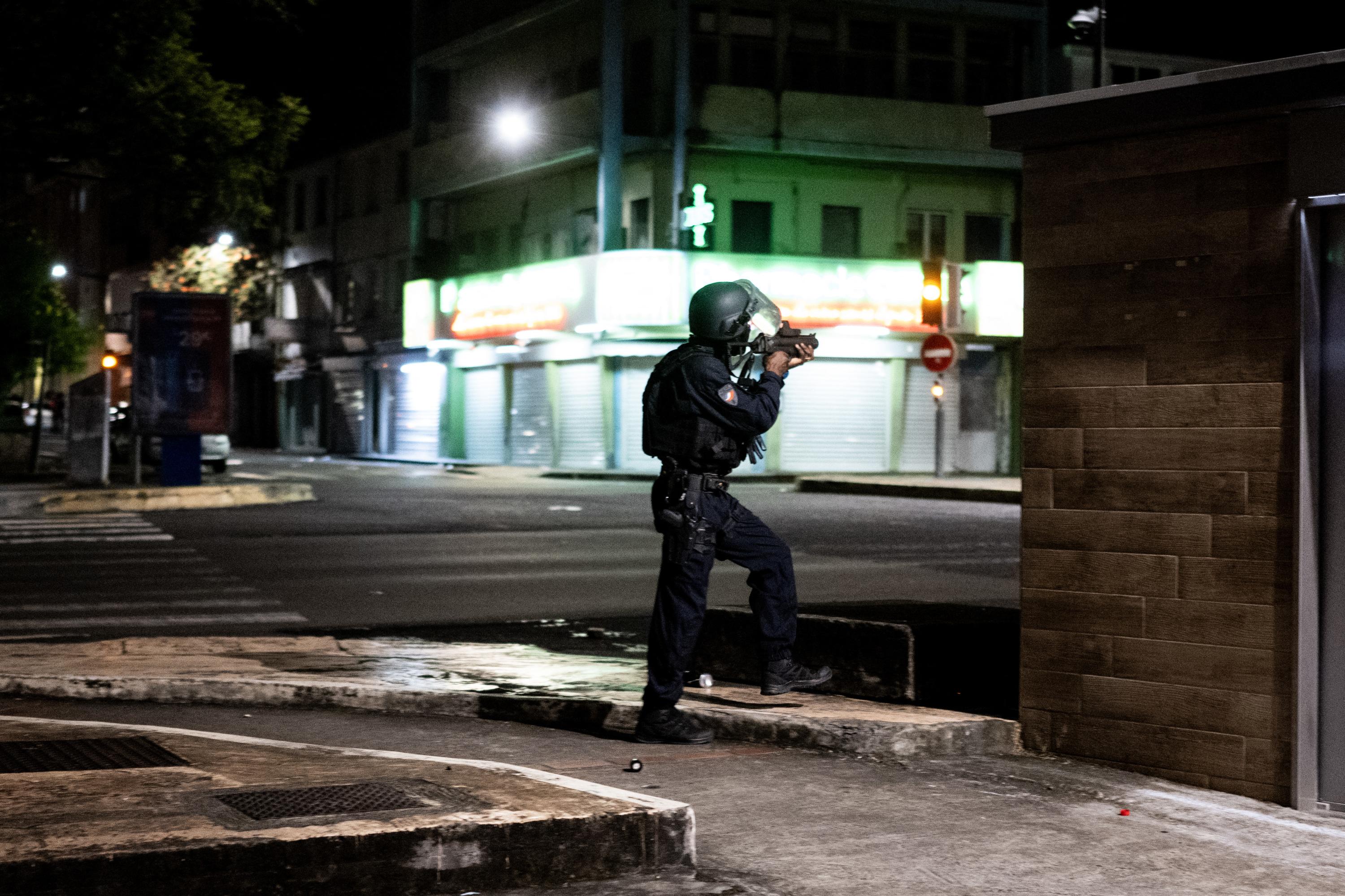 Martinique : émeutes et pillages après l'interpellation de Rodrigue Petitot, figure du mouvement contre la vie chère