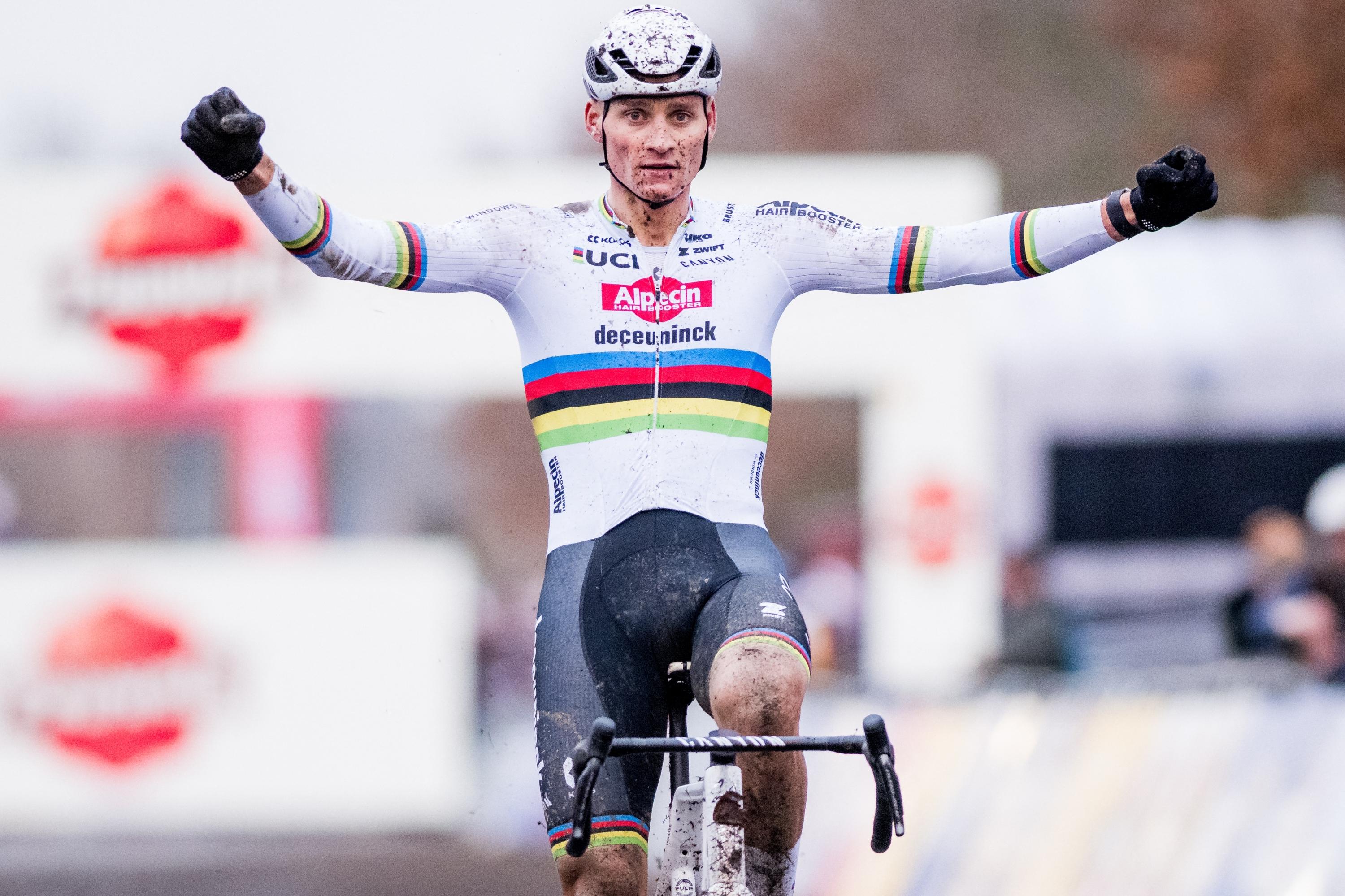 Cyclo cross : Mathieu Van der Poel lève les bras en vainqueur à Besançon