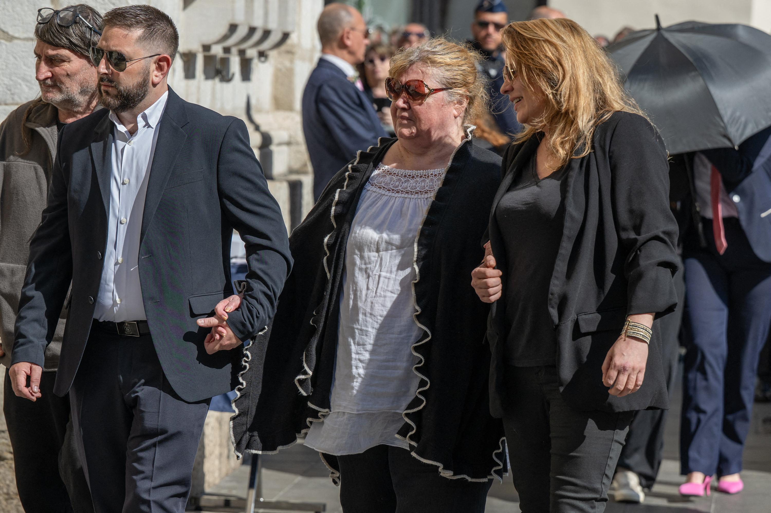 Obsèques de Loana : une amie dément la présence de sa fille Mindy et de sa petite-fille Maelysse — People & Médias