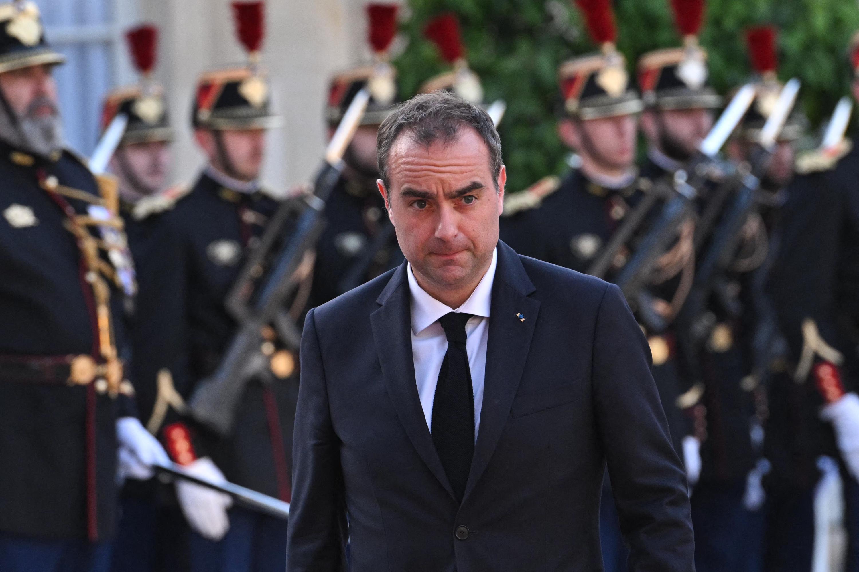 Tests antidrogue, vacances menacées, baisse des rémunérations… Sébastien Lecornu, le shérif du gouvernement