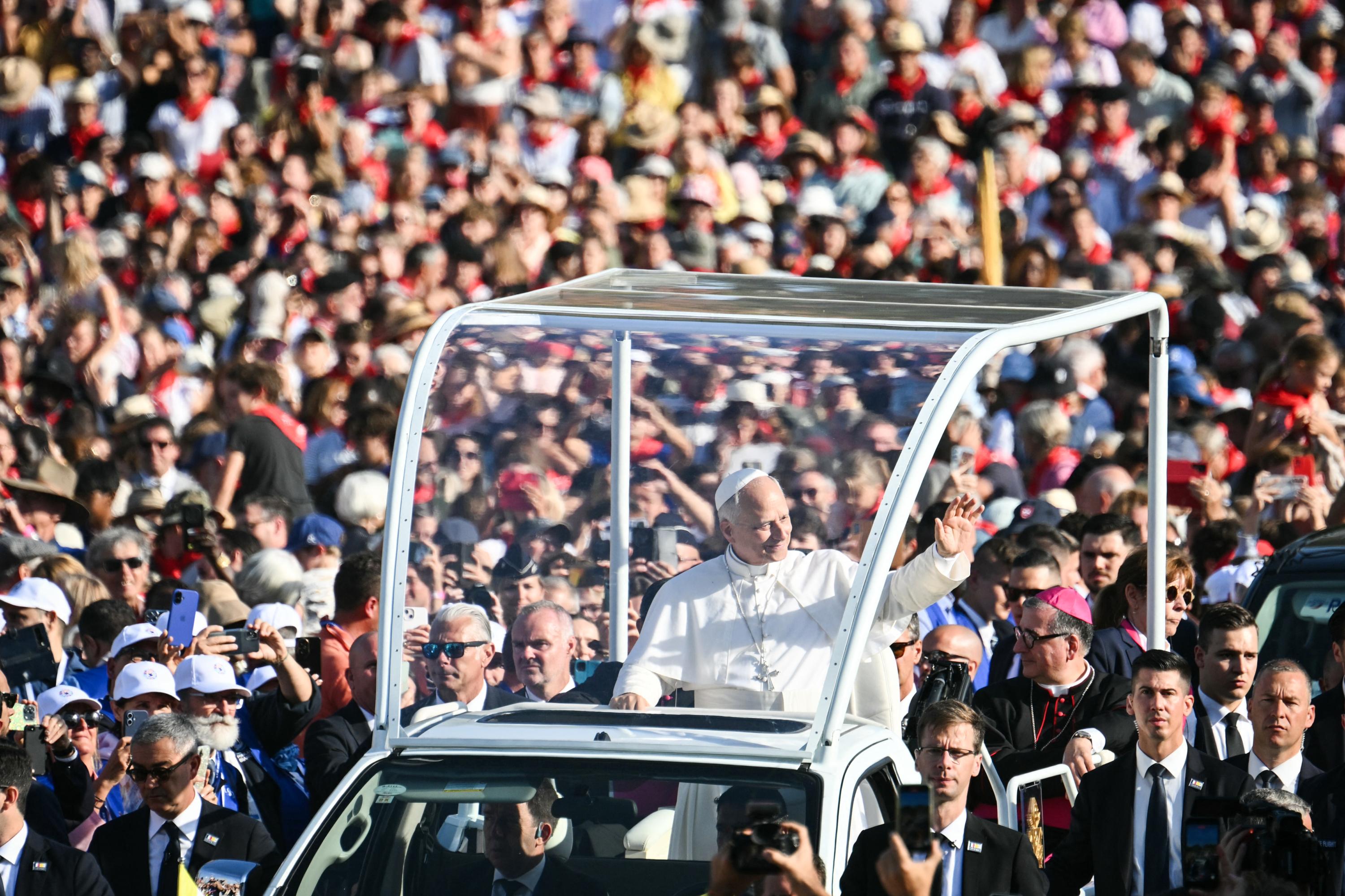 EN DIRECT - Visite de Léon XIV en France : nouveau bain de foule du pape, avant la messe à Lourdes