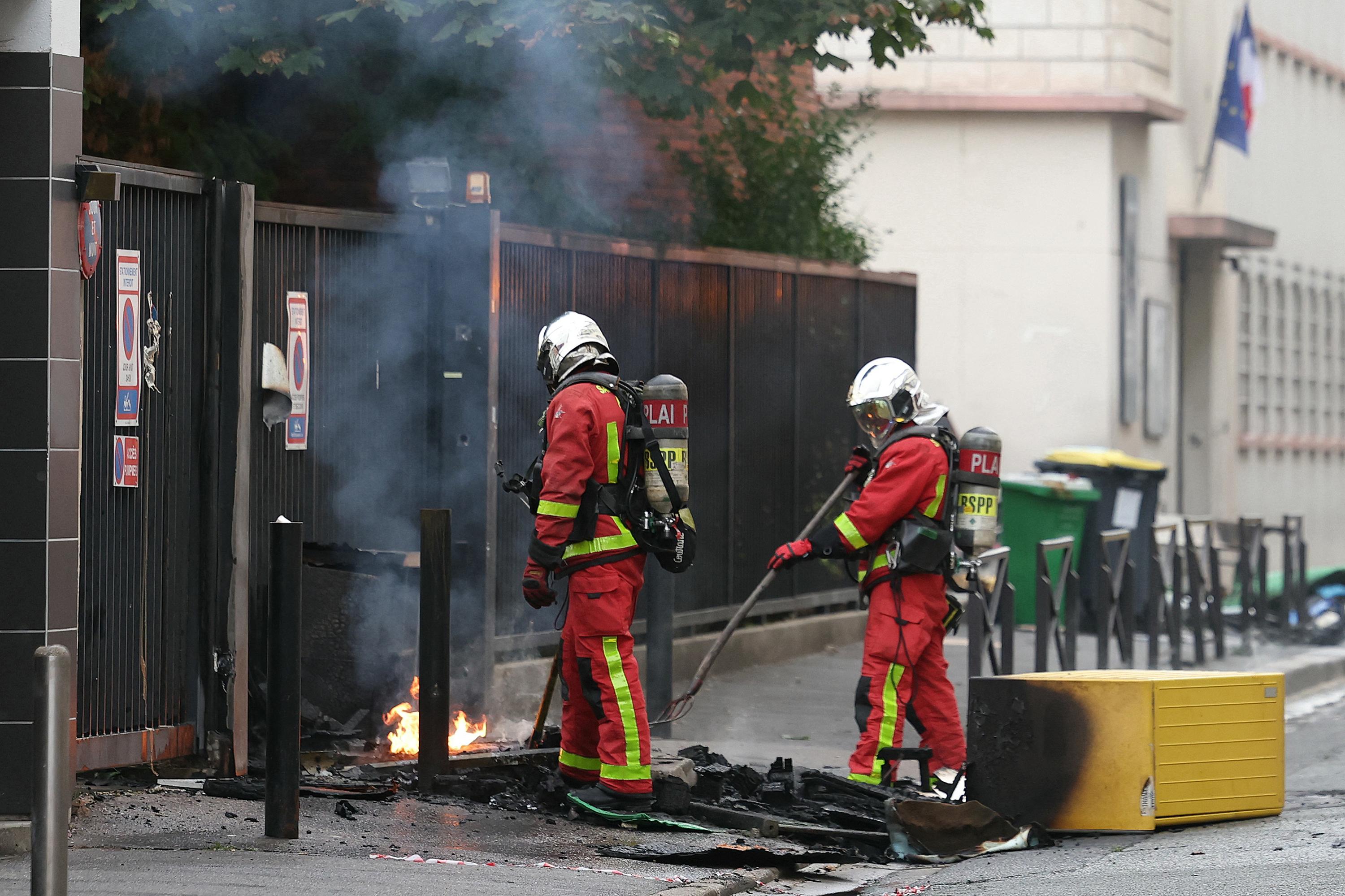EN DIRECT - Blocus des lycées : les entrées de deux établissements parisiens endommagées par le feu, des tensions dans plusieurs villes