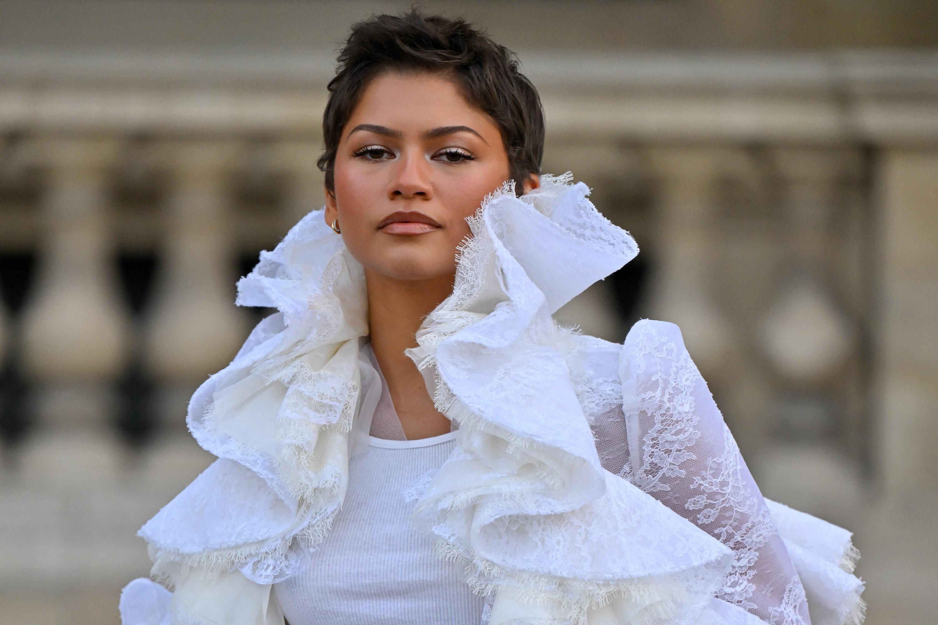 Non, Zendaya n’a pas manqué de respect à Brigitte Macron au défilé Louis Vuitton